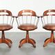 Ensemble de 3 chaises de bureau / de côté pivotantes avec un siège en cuir de vache couleur cognac.