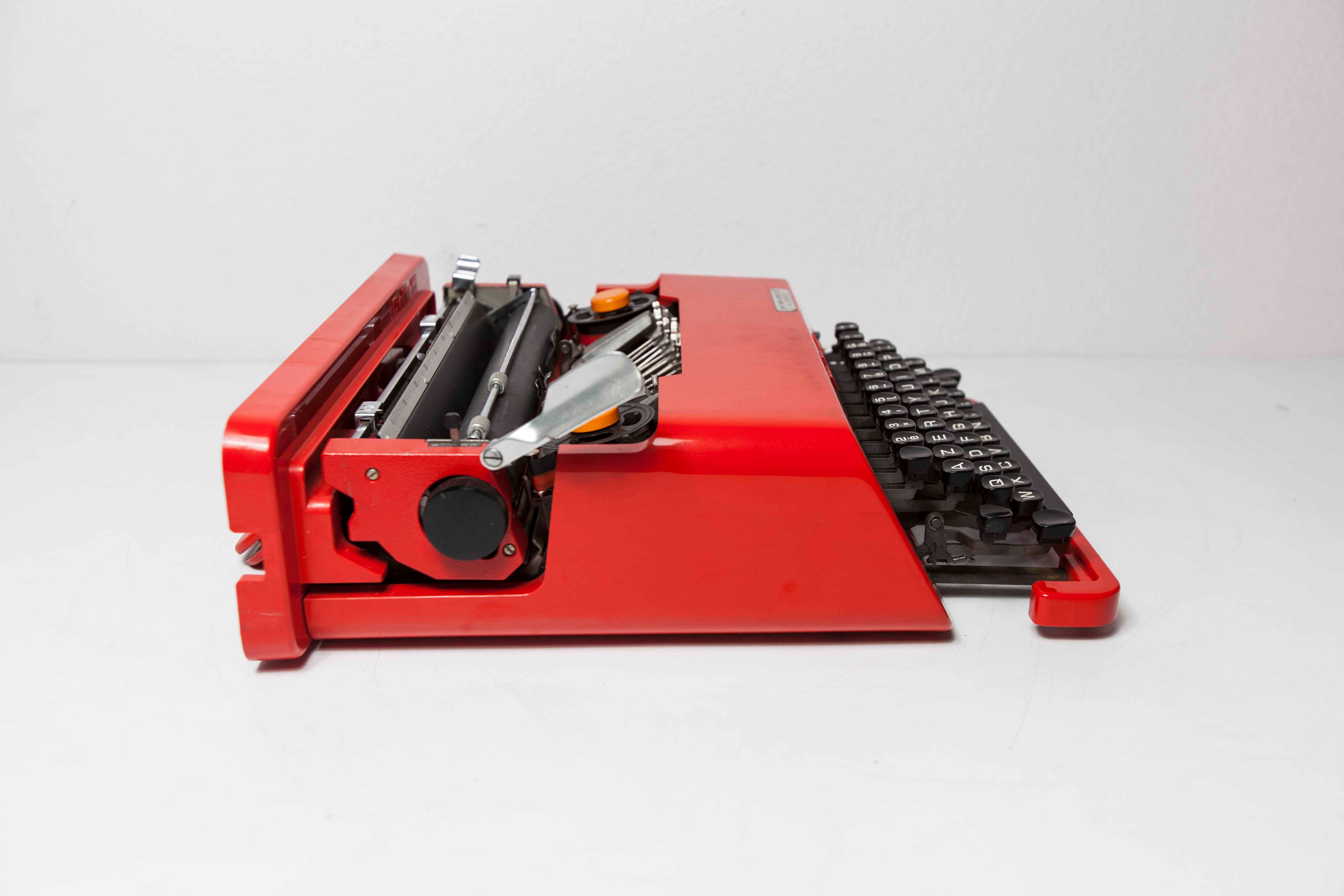 Typewriter Olivetti Valentine 1970