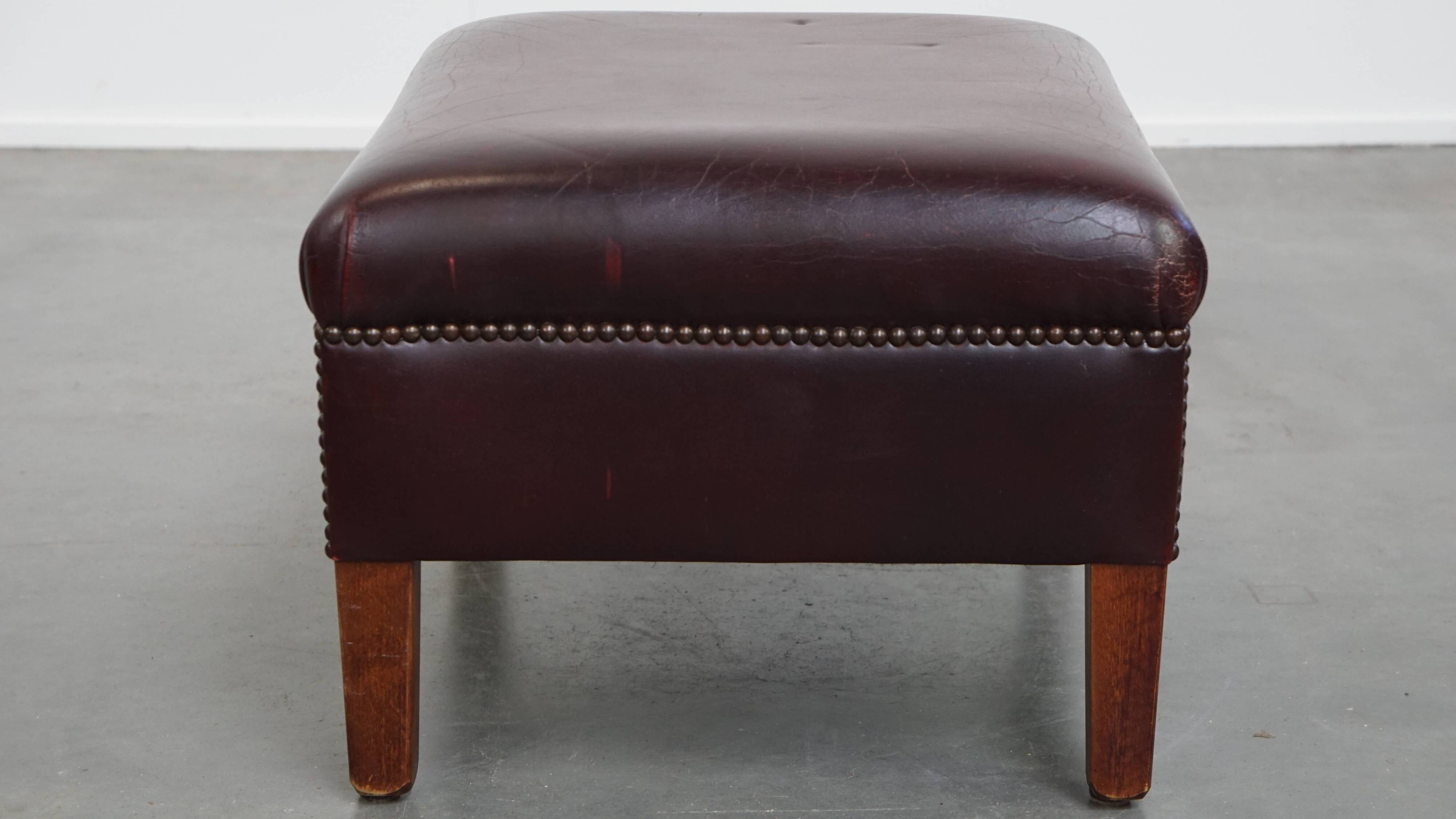Ensemble de 2 fauteuils à oreilles en cuir de vachette + pouf de style anglais