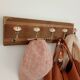 Porte manteau mural style vintage 5 patères céramique motifs floraux - bois