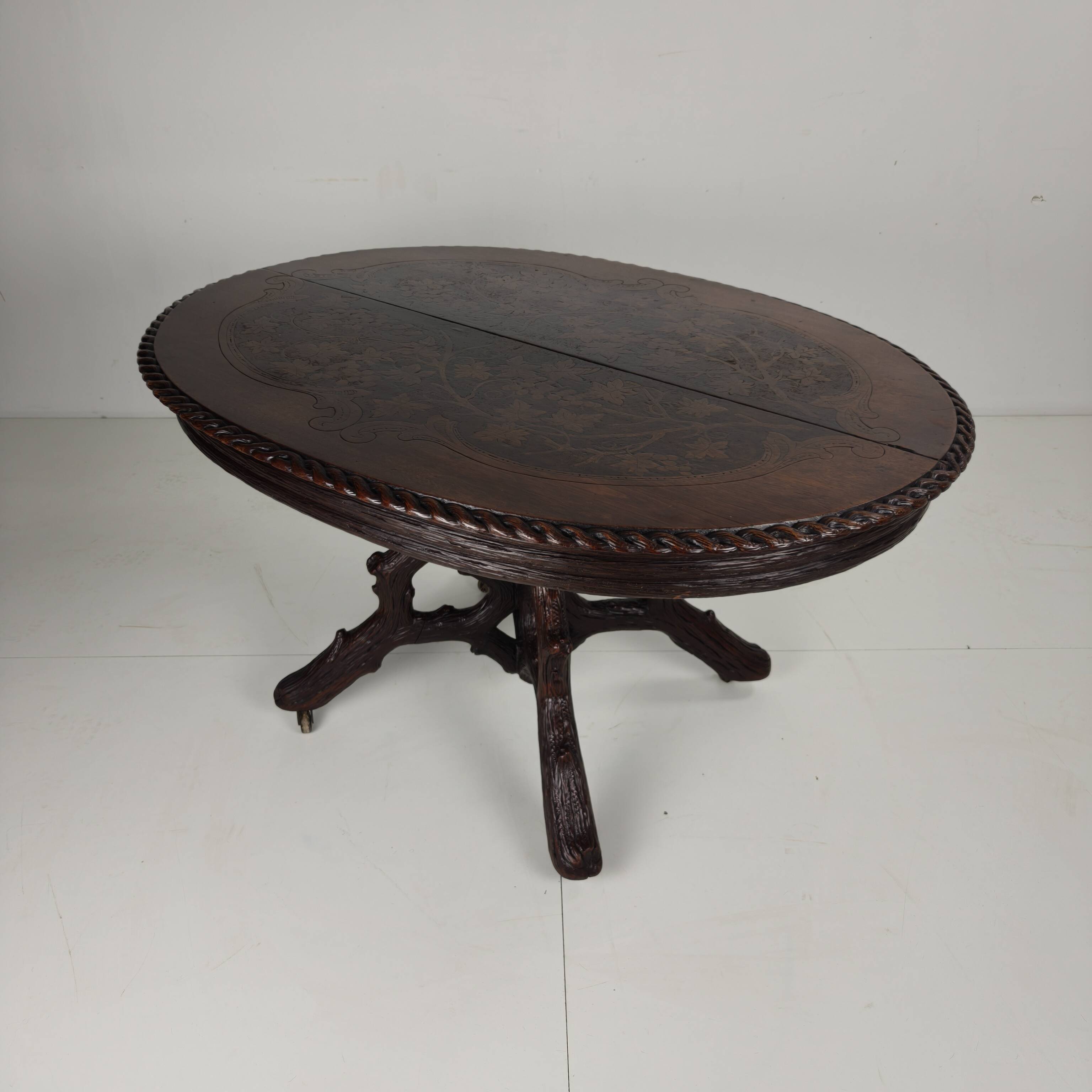 Table de centre de la Forêt-Noire par Matthijs Horrix pour Horrix Den Haag, années 1890.