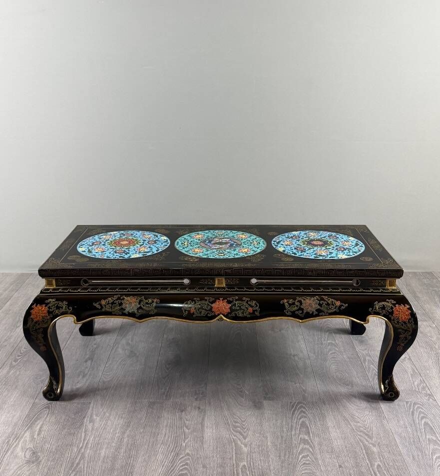 Black lacquered wooden coffee table with cloisonné and polychrome decoration, 20th century.