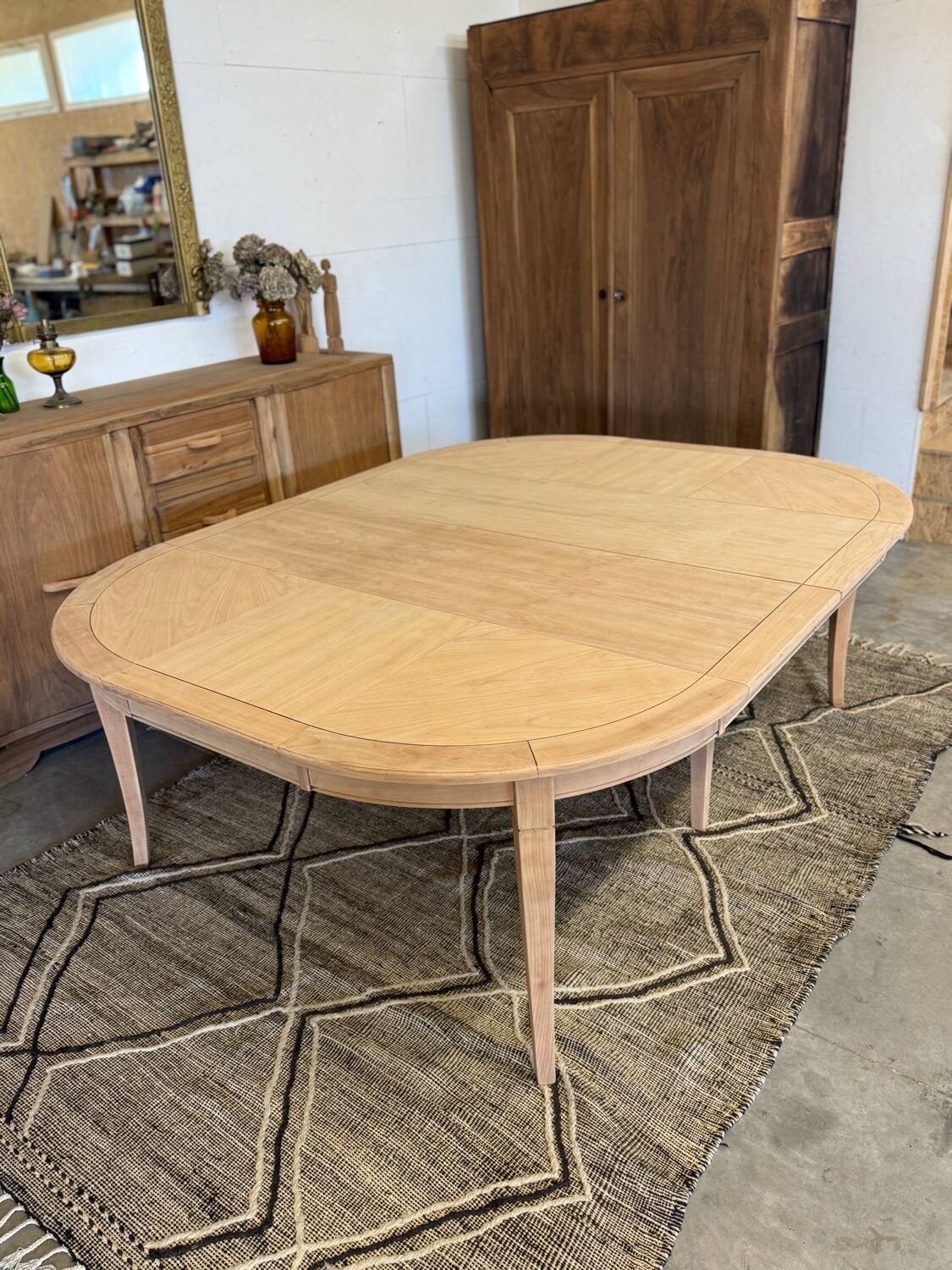 Extendable table with several options.