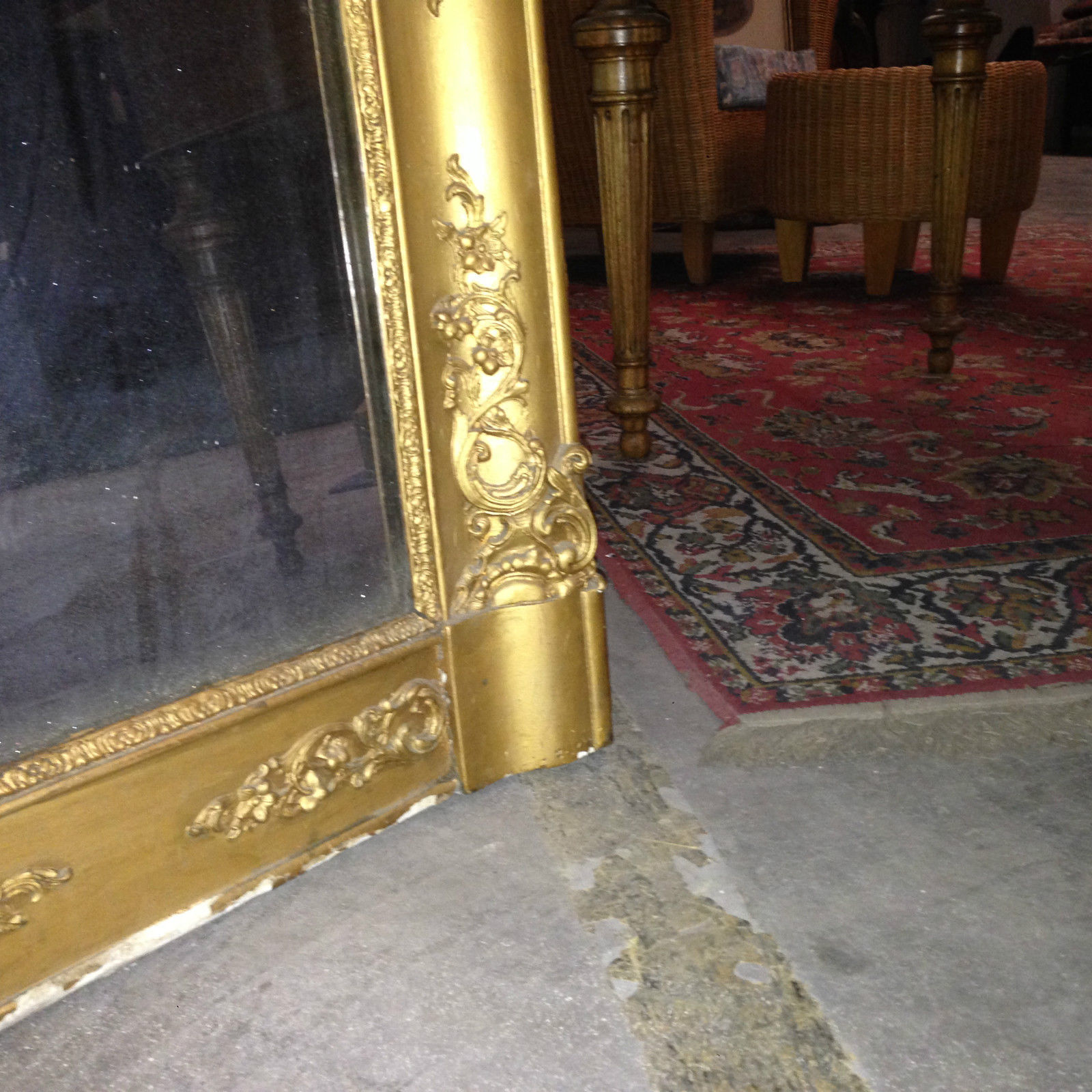 Miroir en bois et stuc doré 124x86cm
