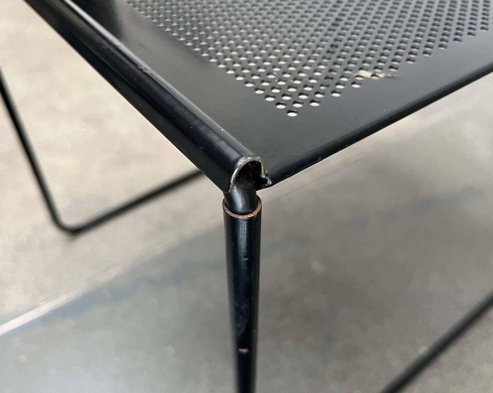 Table d'appoint postmoderne en métal perforé Ikea, années 1980