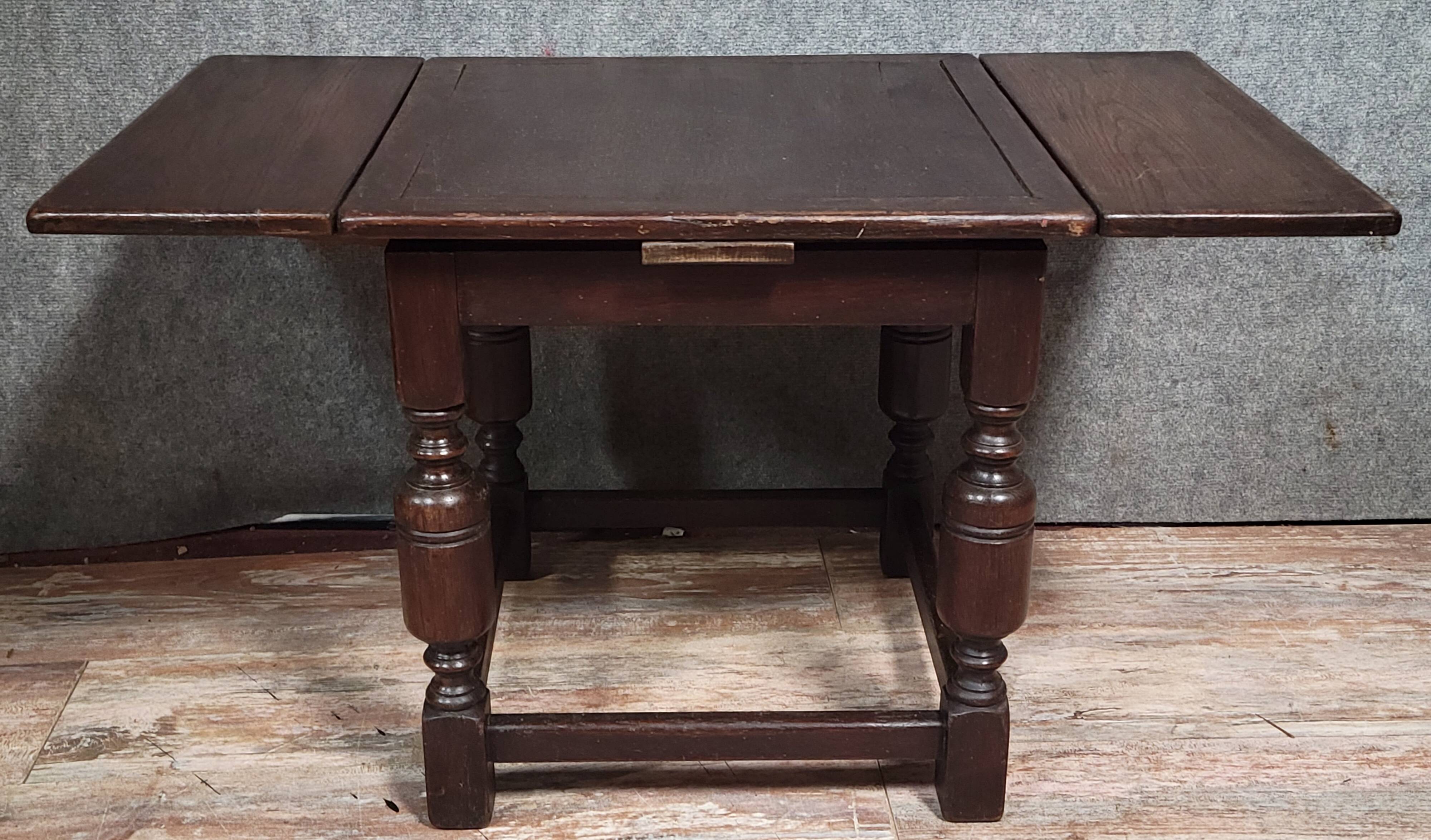 Table basse à rabats style Renaissance en chêne massif