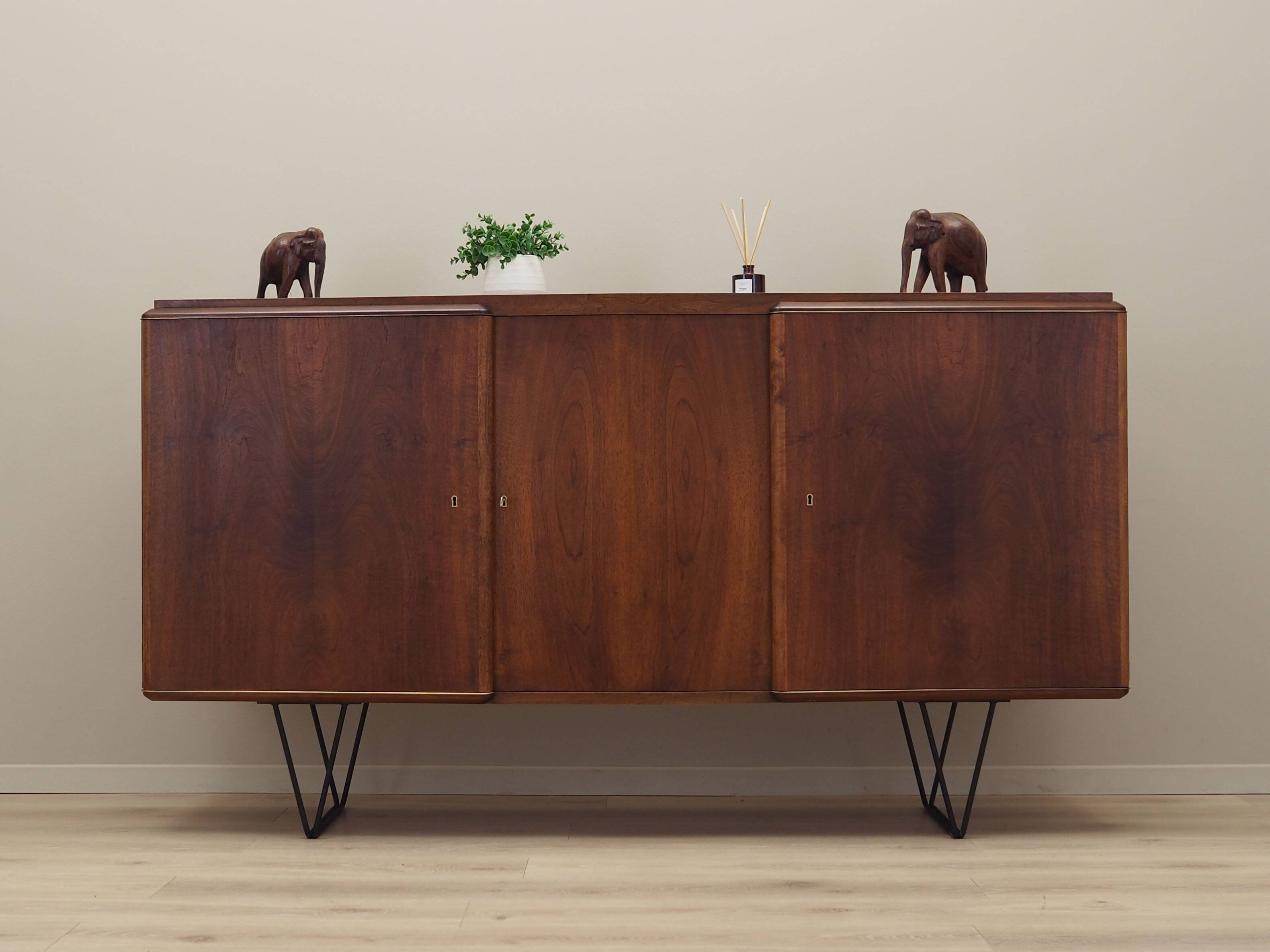 Buffet haut en noyer, design danois, années 1960, production : Danemark
