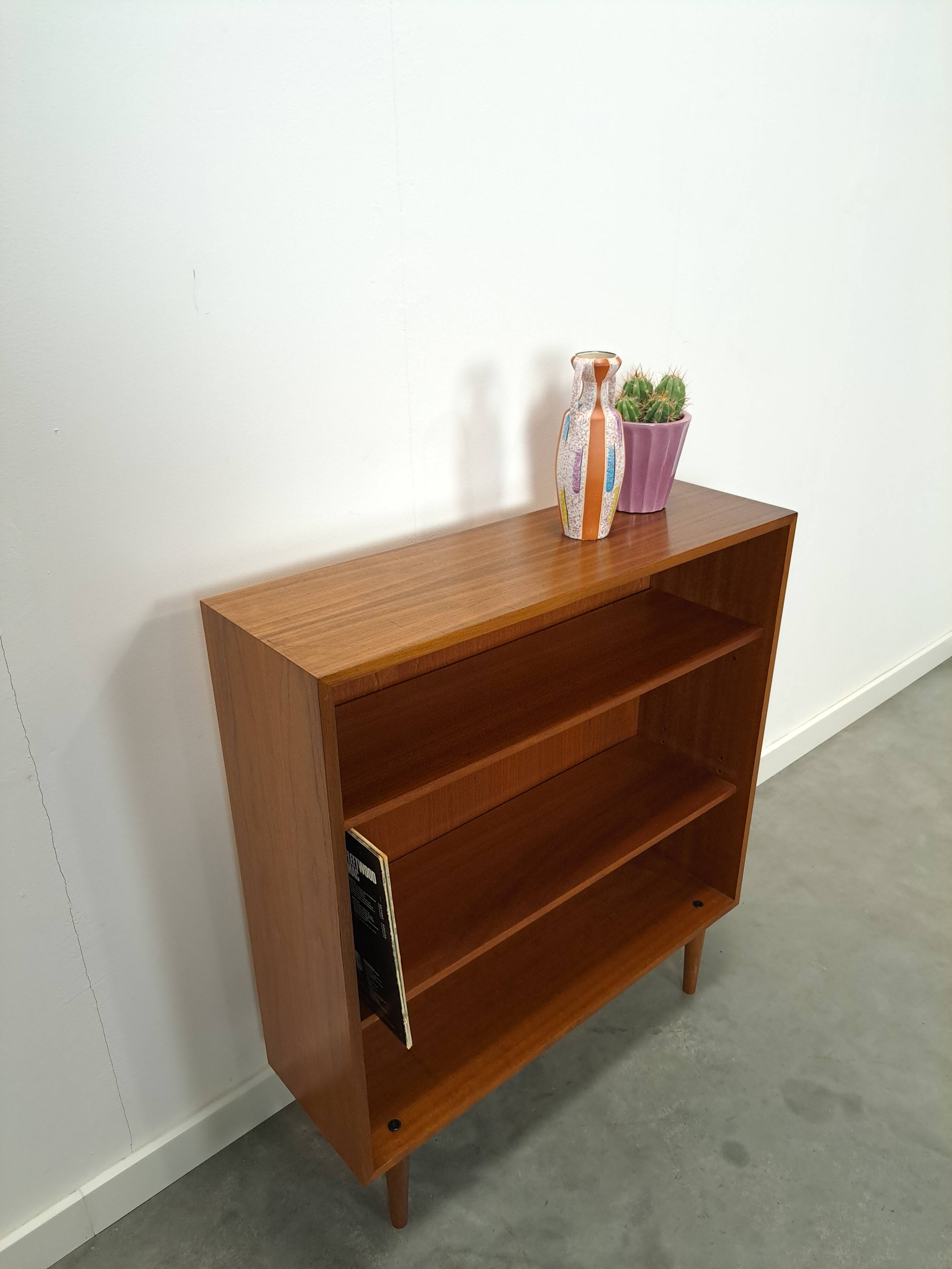 Noten fineer boekenkast LP kast met legplanken nr. 1