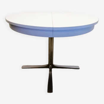 Round formica table from the 70s with extension
