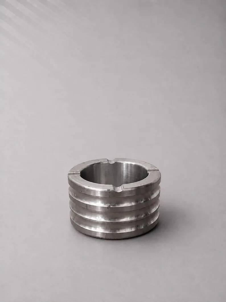 Vintage ashtray in solid aluminium | Ribbed industrial design | Retro Bauhaus style