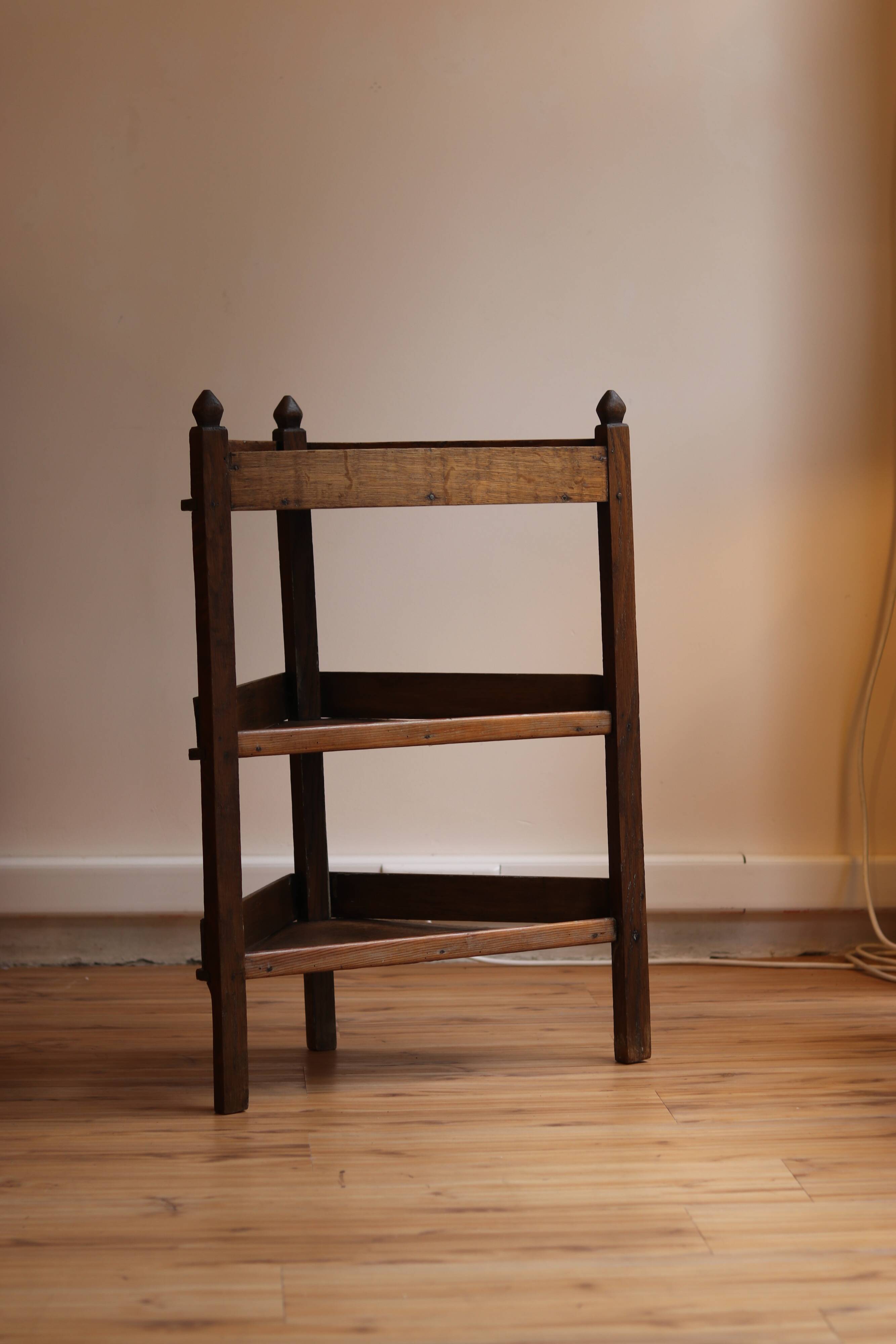 Small corner cabinet in oak, popular Burgundy work from the 19th century.