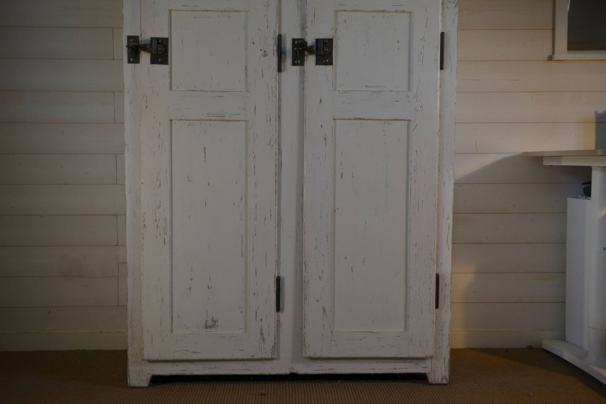 Armoire blanche en bois