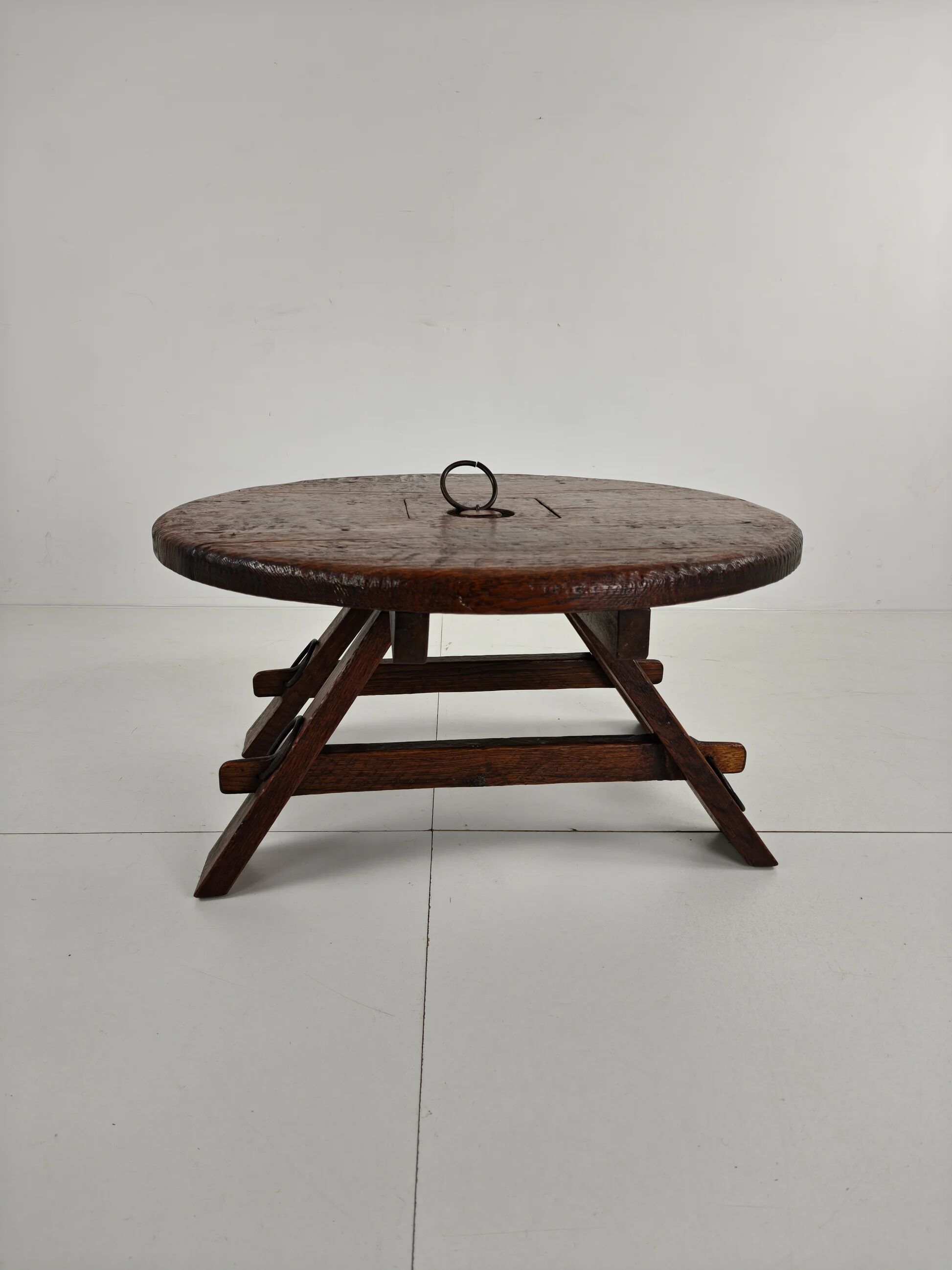 Table basse ronde rustique en chêne, style brutaliste, France, années 1960, milieu du XXe siècle