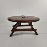 Table basse ronde rustique en chêne, style brutaliste, France, années 1960, milieu du XXe siècle