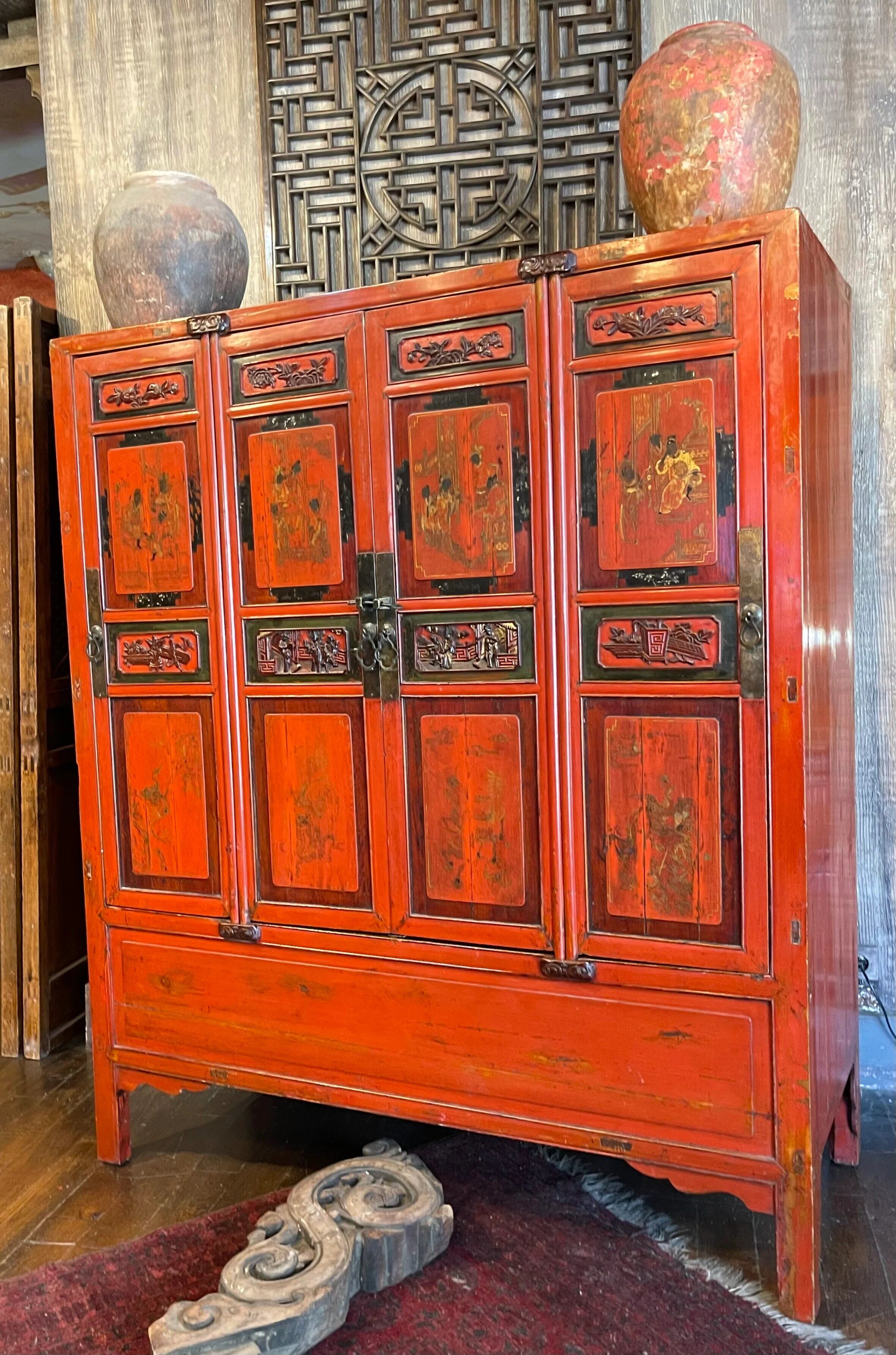 Armoire chinoise présentant des scènes de vie polychromes
