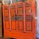 Armoire chinoise présentant des scènes de vie polychromes