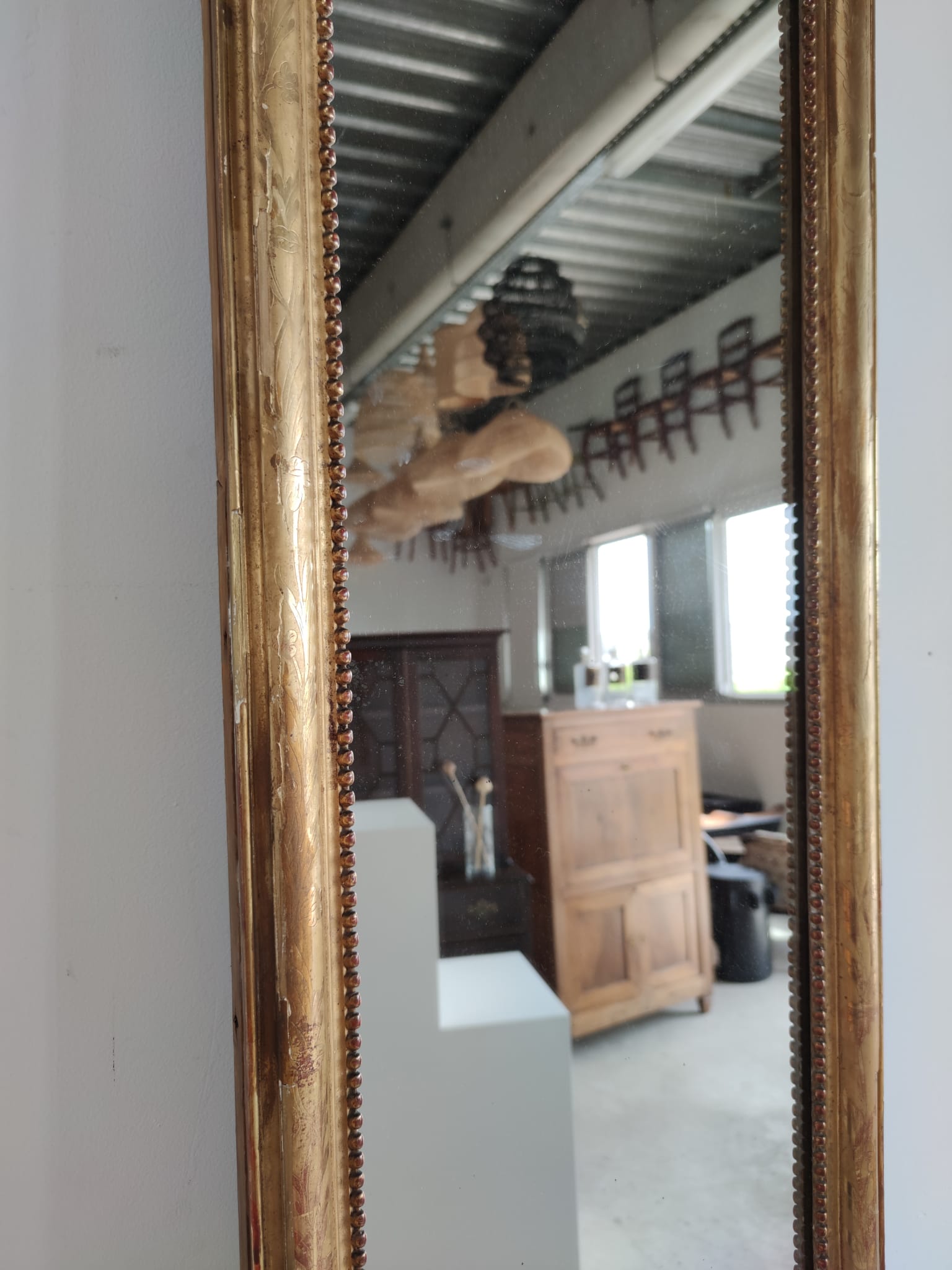 Long wooden mirror and gilded stucco with pearl rays H: 2m45 L: 40cm