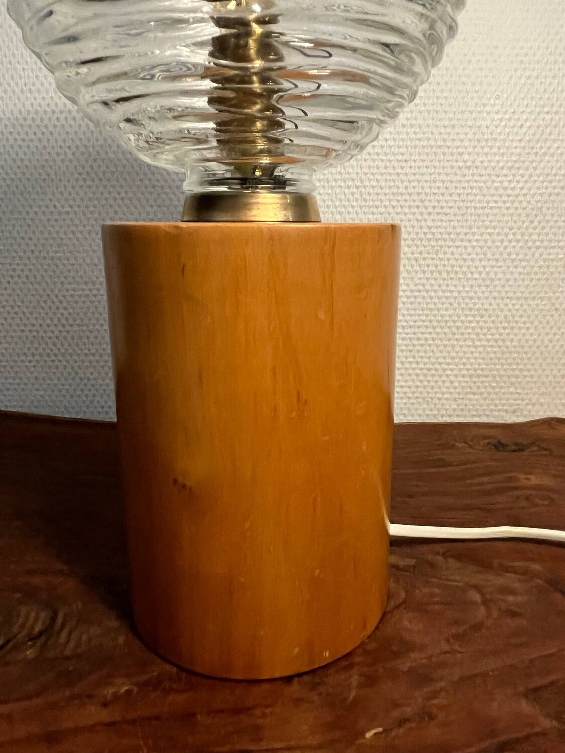 Cylindrical base lamp in solid wood and chiseled glass globe