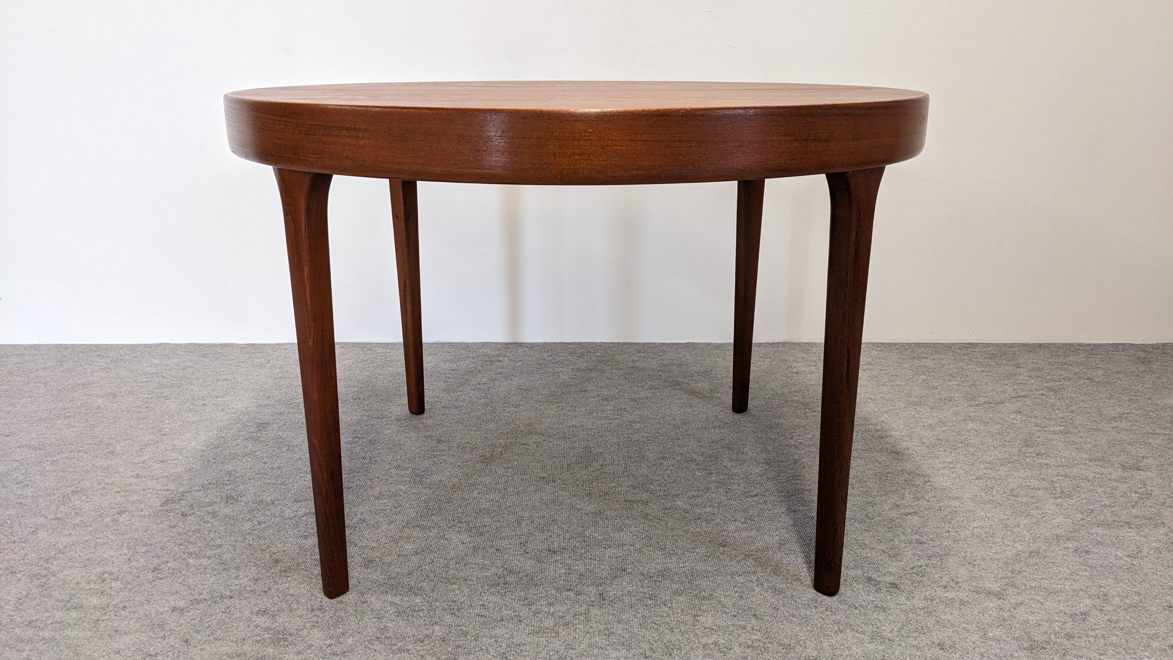 Table ronde extensible en teck de Oluf Theodor Larsen, Danemark vers 1970