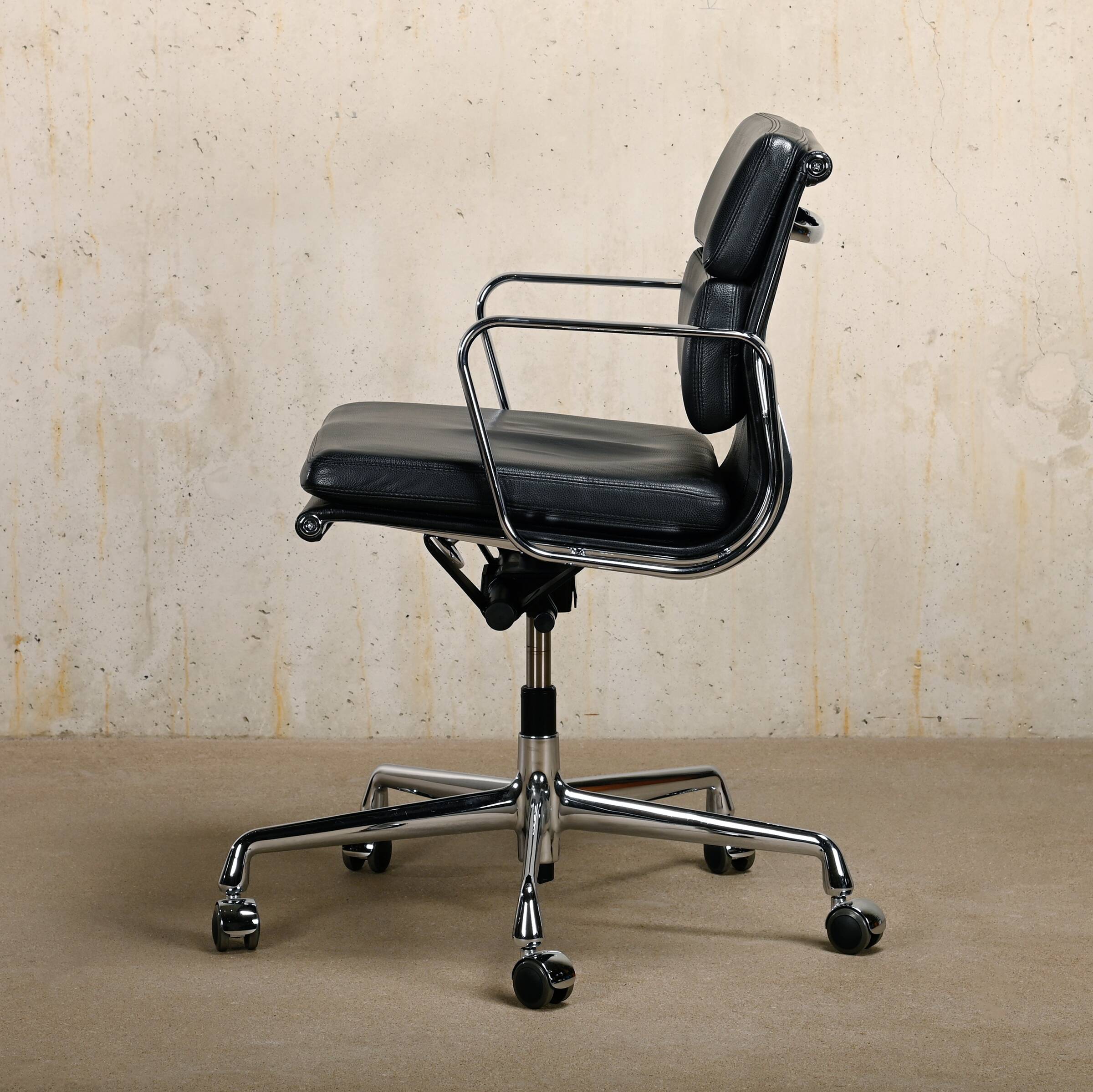 Charles & Ray Eames EA217 Office Chair in Chrome and Black leather, Vitra