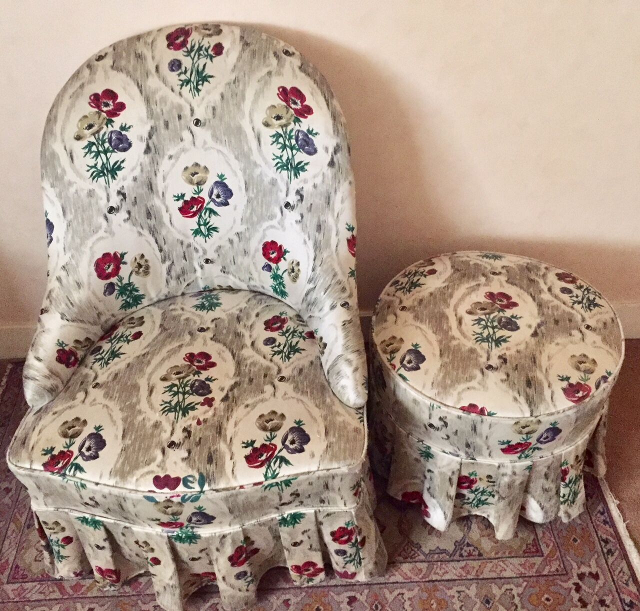 Toad in cloth armchair and its Ottoman