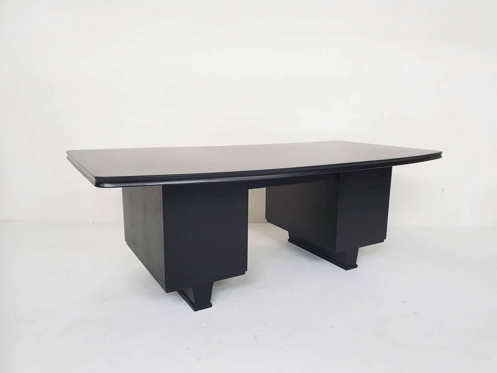 Bureau exécutif en bois noir, années 1960