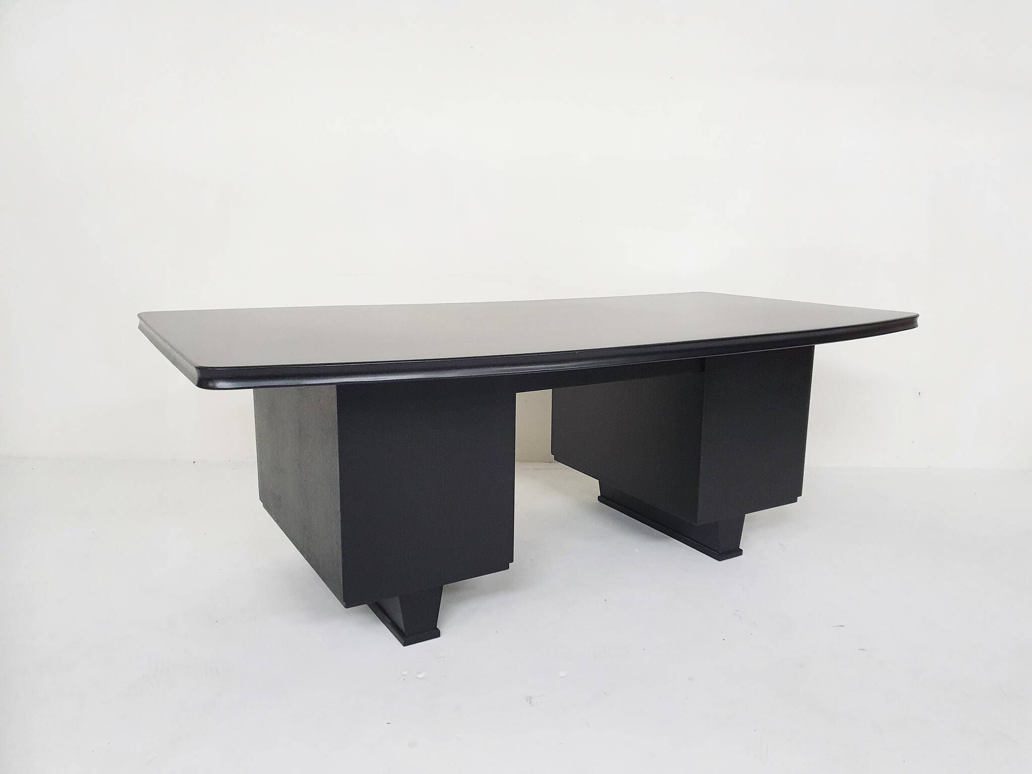 Bureau exécutif en bois noir, années 1960
