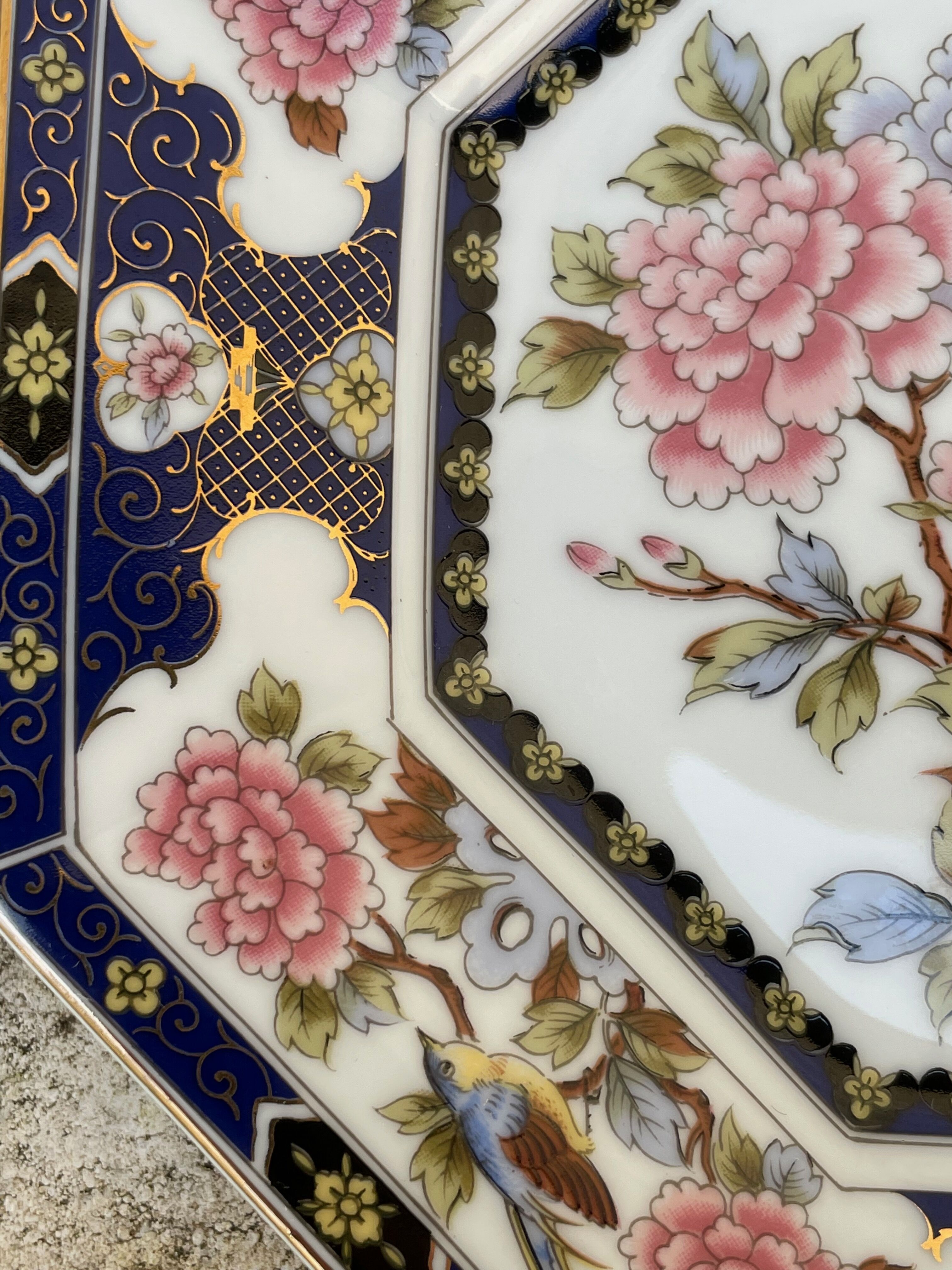 Antique octagonal plate with bird and peony motifs, chinoiseries.