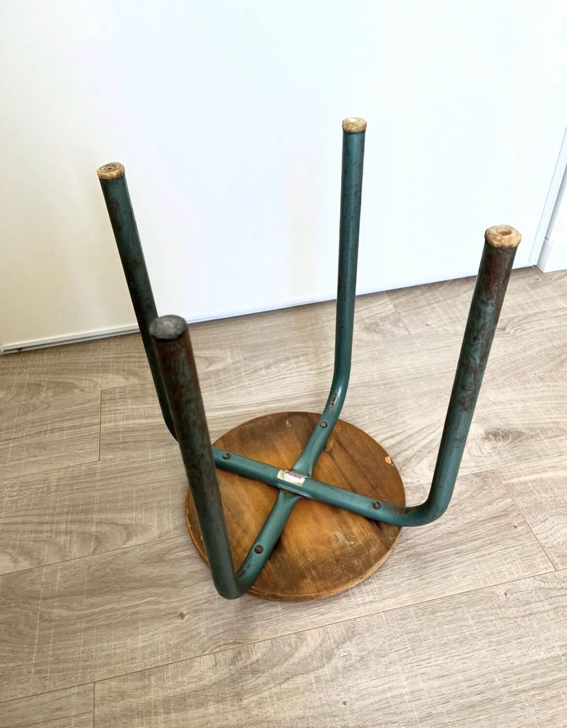 Wooden stool with metal tubes