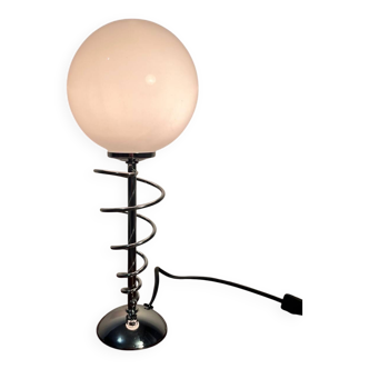 Lampe pied métal style ressort globe opalin