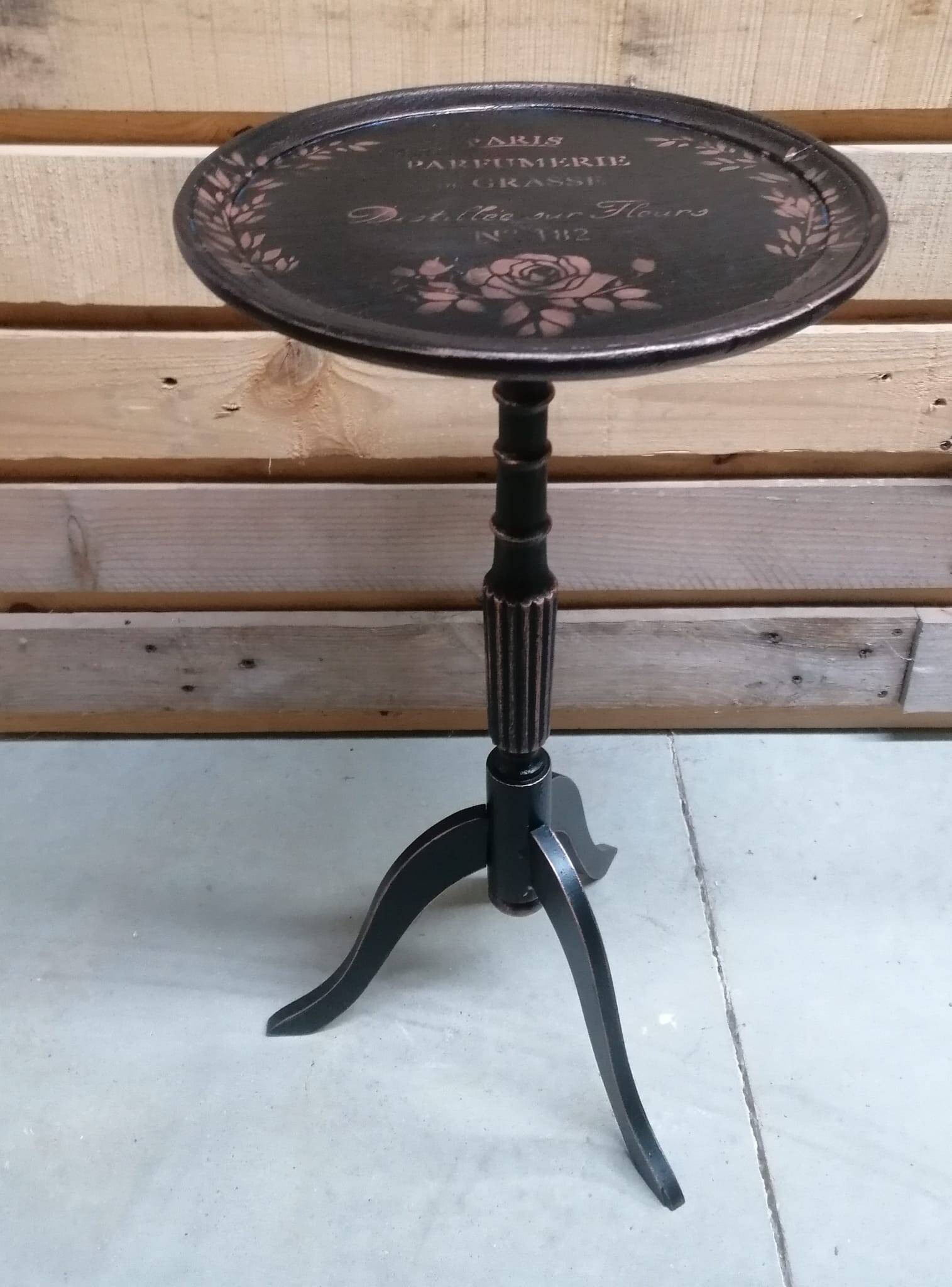 Pedestal table