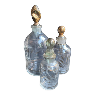 3 anciens flacons en verre taillé et doré