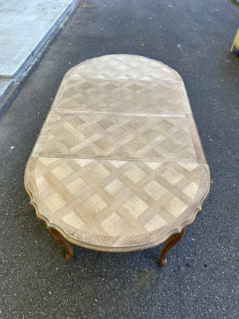 Round extendable dining table Louis XV stripped in solid oak 1950