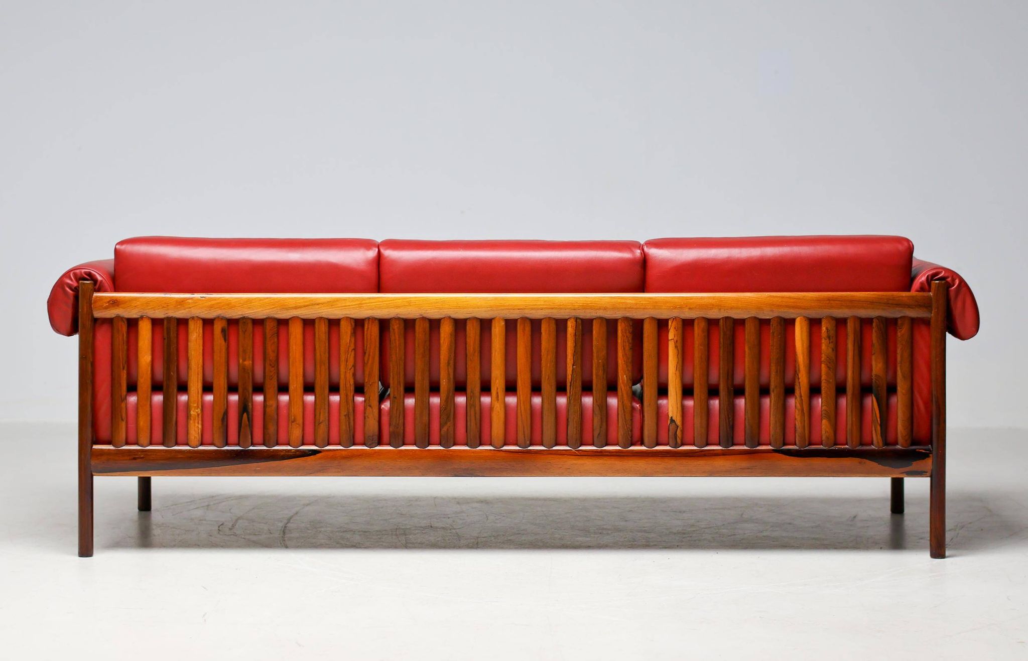 Johannes Andersen modern mid-century Danish canapé in rosewood and burgundy leather