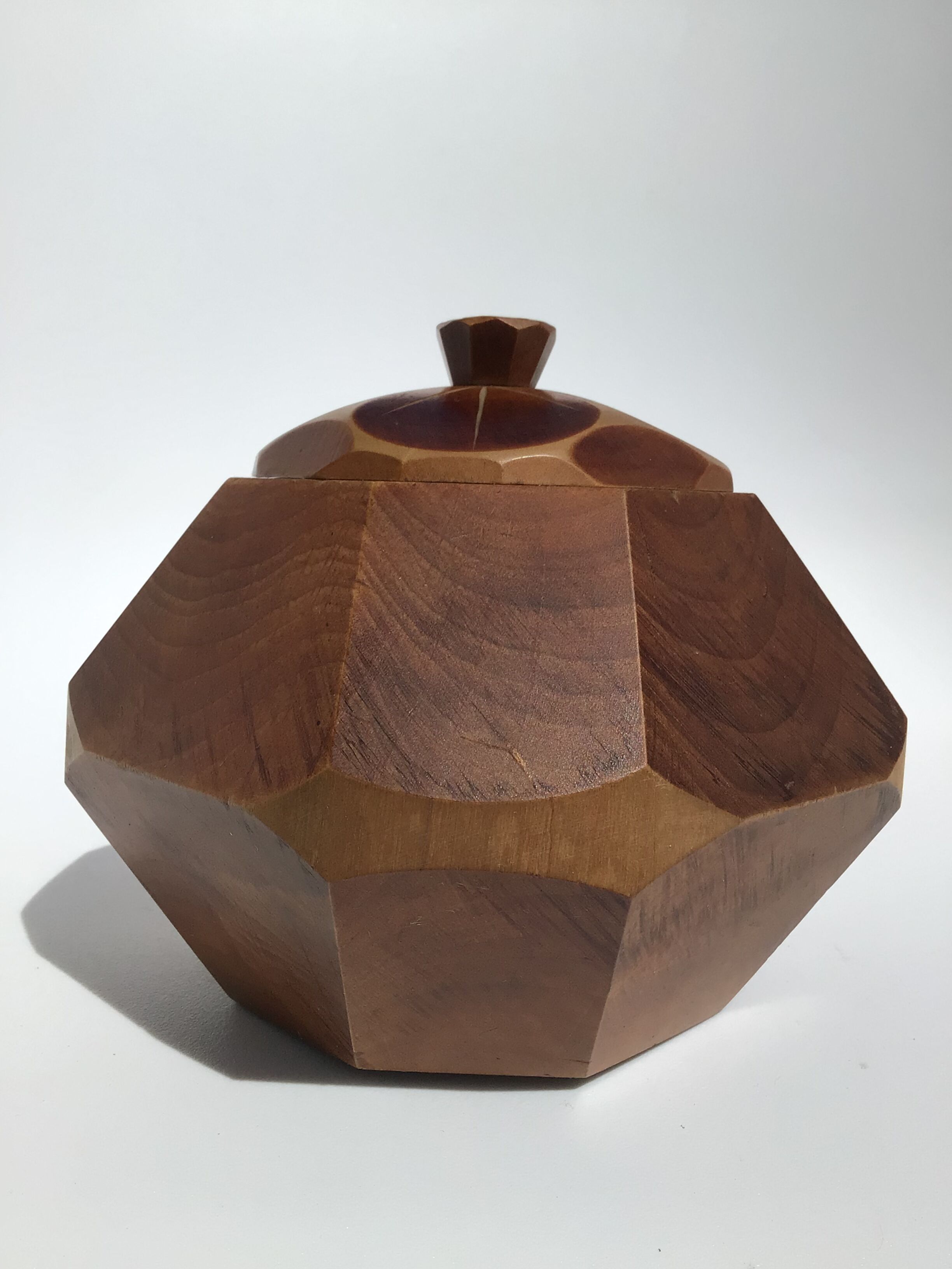 Octagonal box in solid wood dug facets