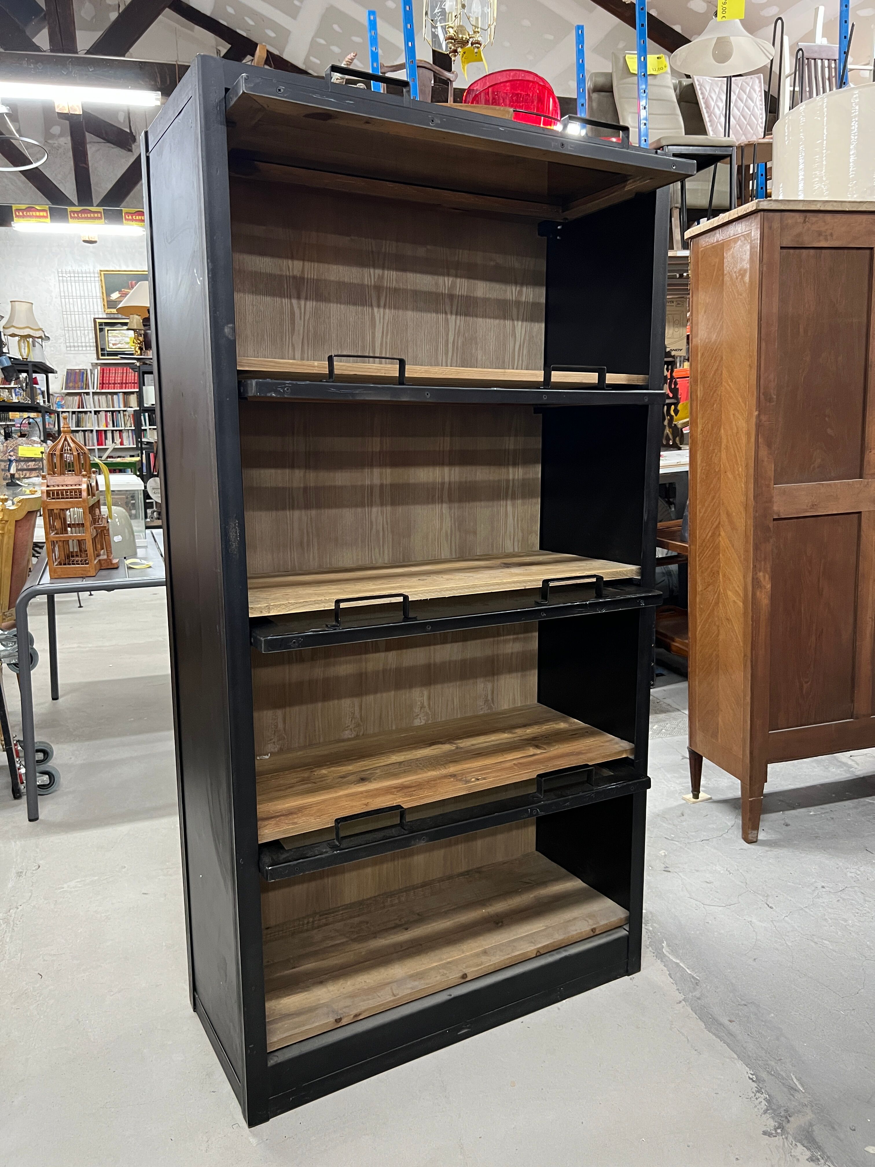 Vitrine industrielle en fer forgé et en bois