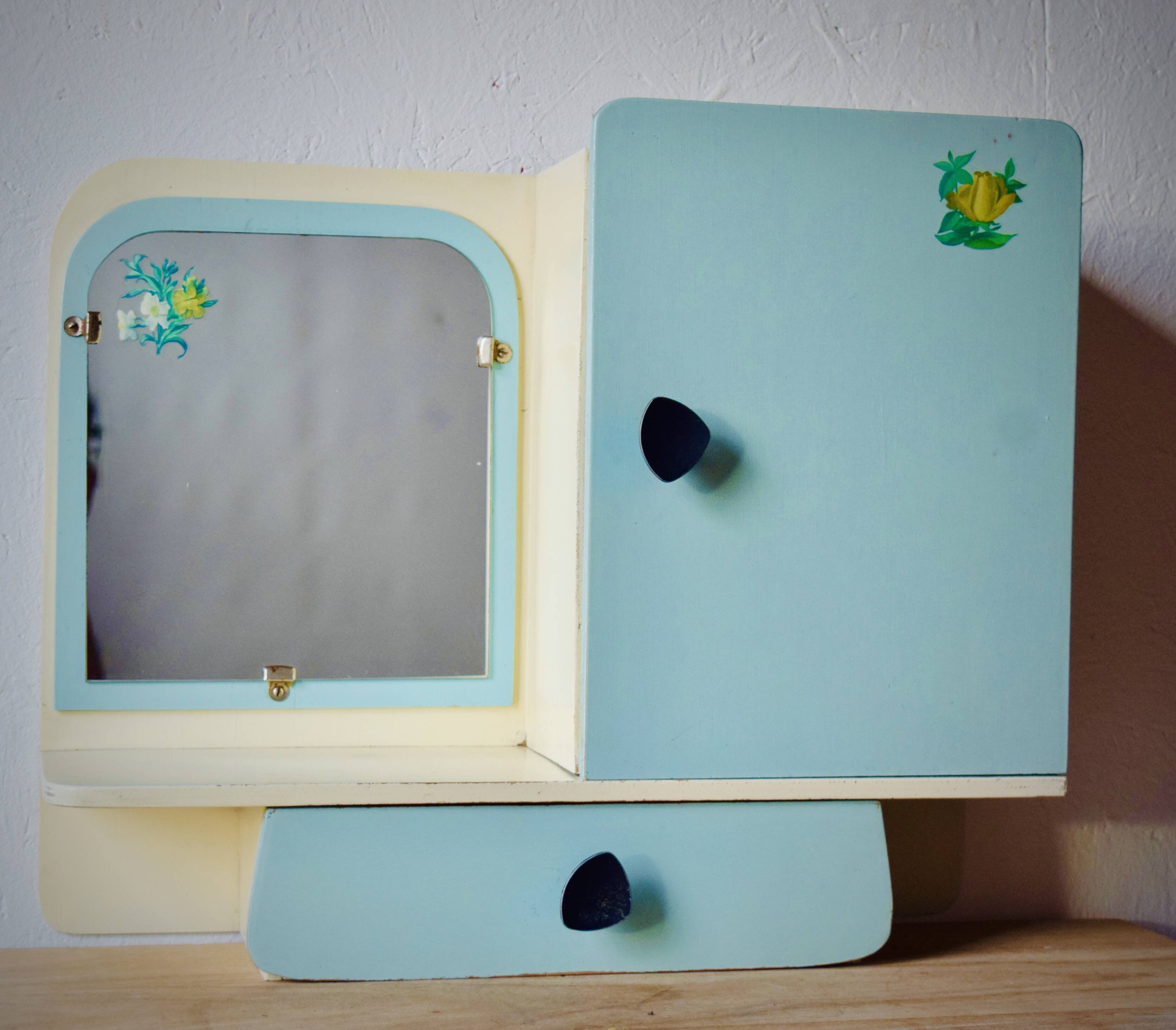 Old medicine cabinet - 1950