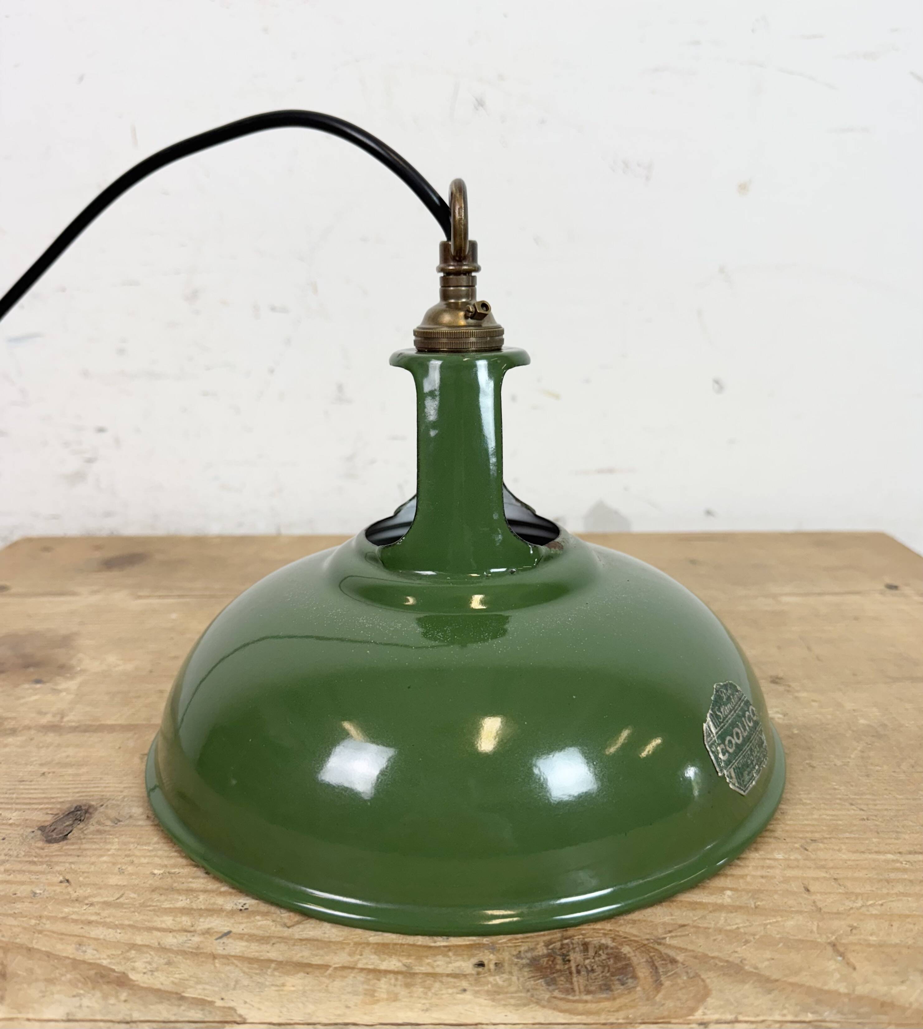 Suspension industrielle en émail vert de Coolicon, années 1950