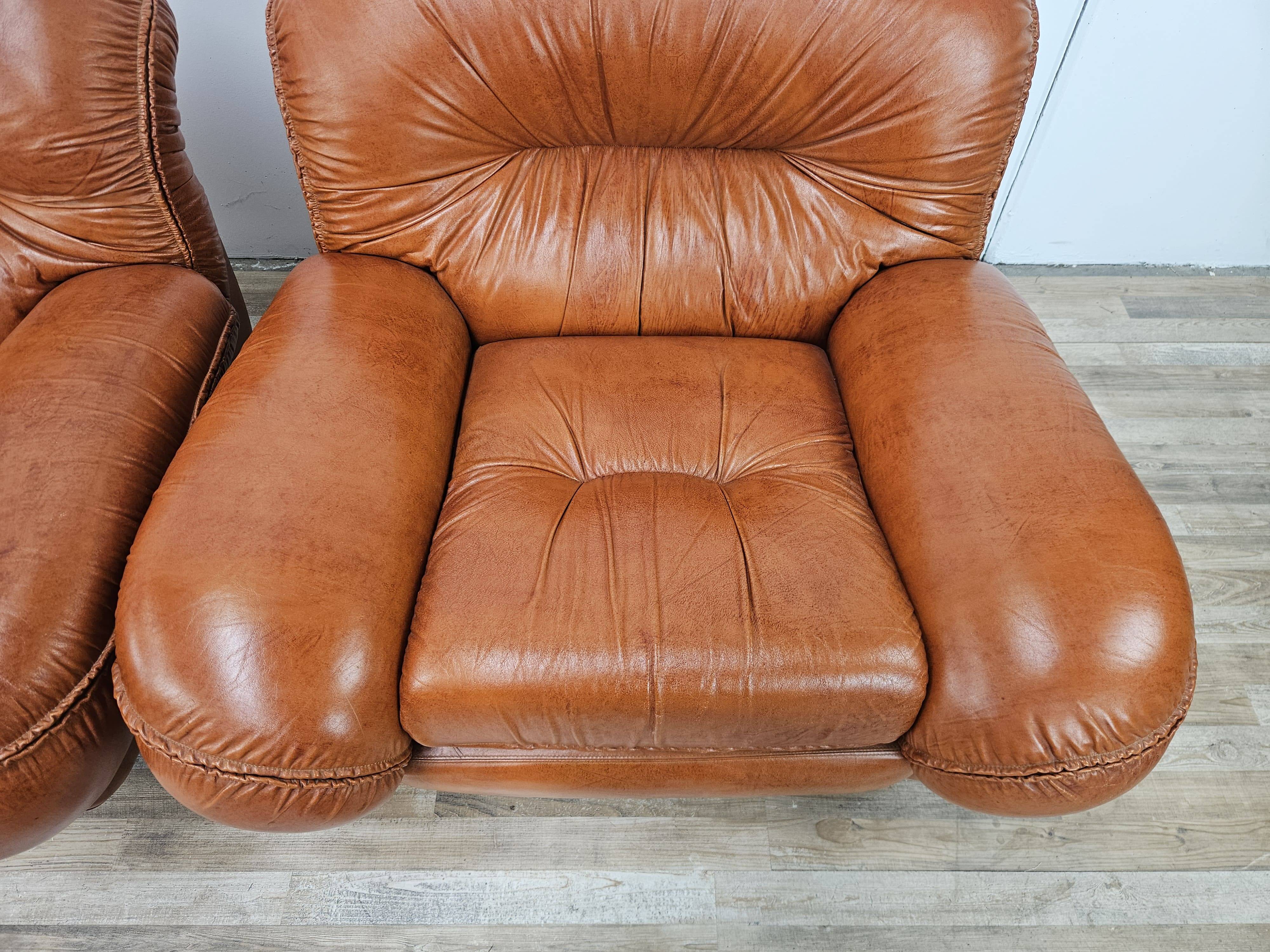2 fauteuils en cuir cognac, années 1970