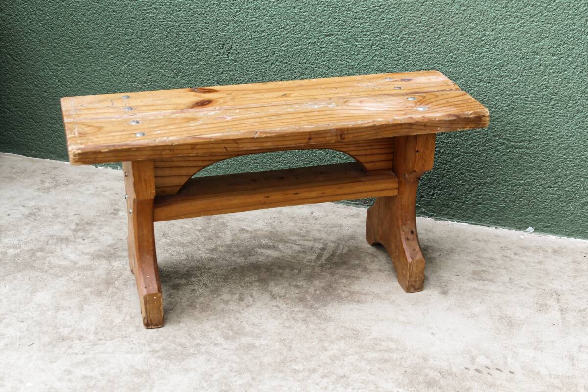 Small bench, pine steps