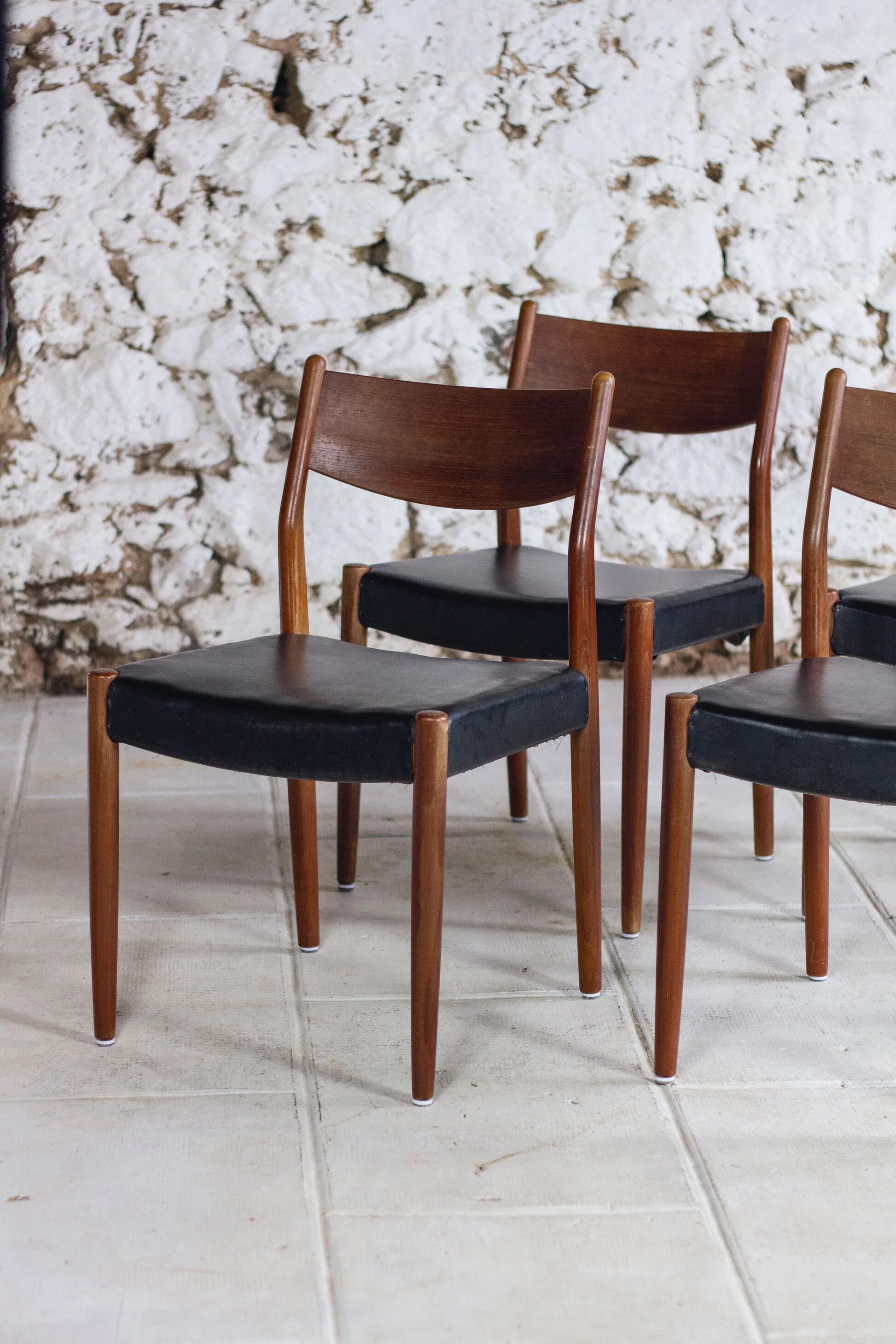 4 Scandinavian Fristho Franeker chairs in teak and faux leather, 1960.