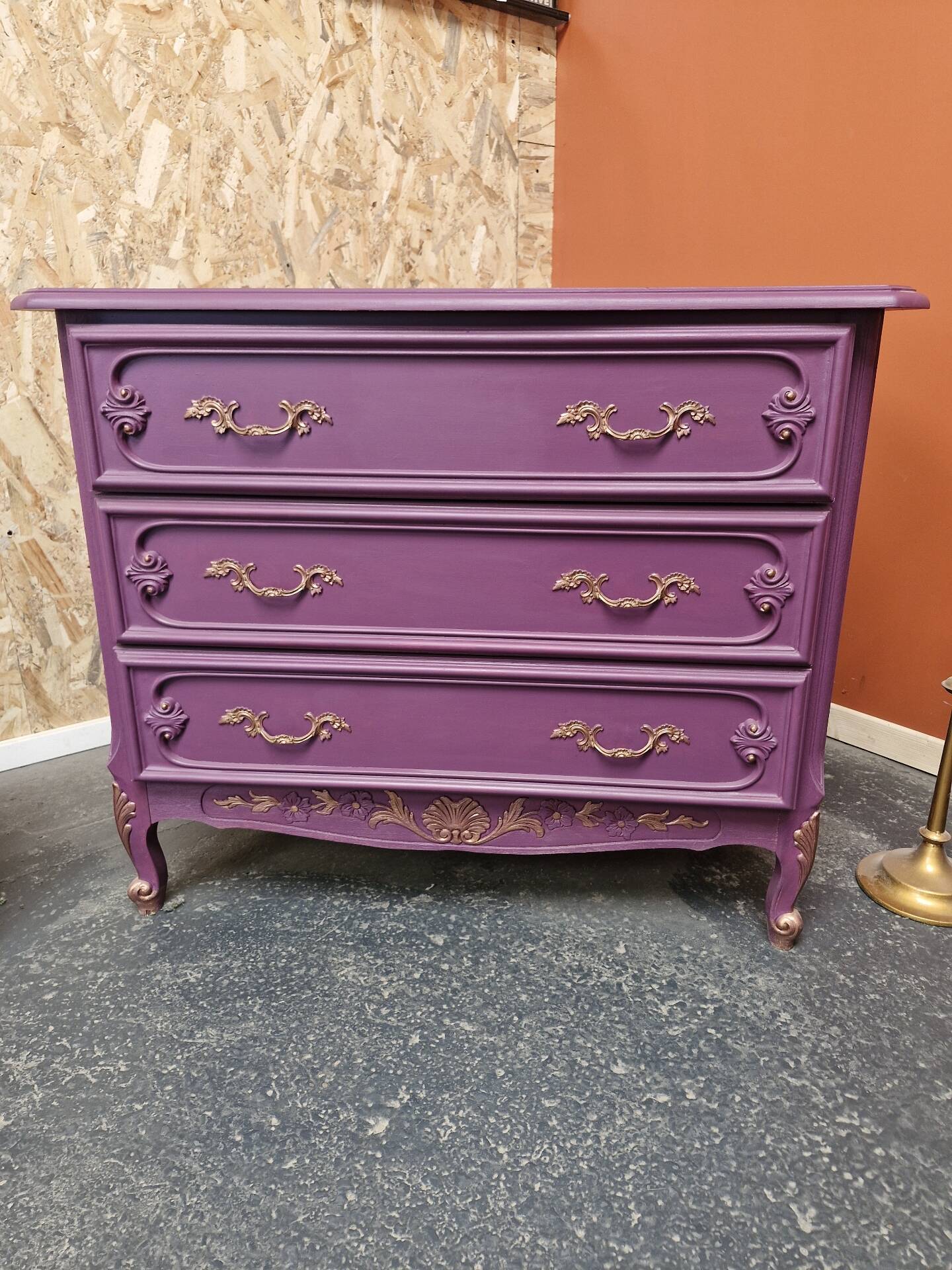 Wooden chest of drawers with 3 drawers