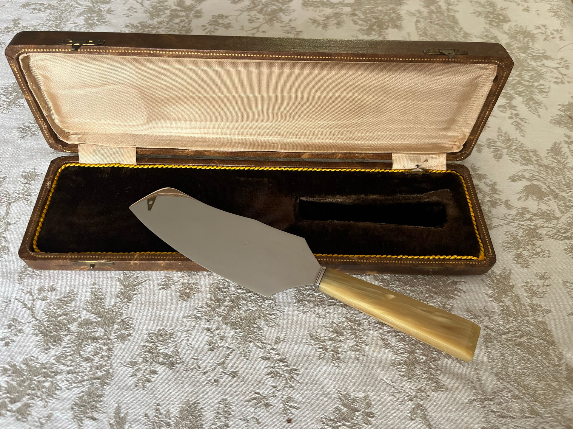 Cake or pie knife/server