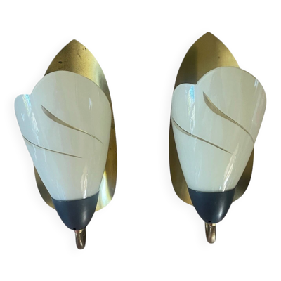 Paire d'appliques murales en verre opalin et laiton circa 1950