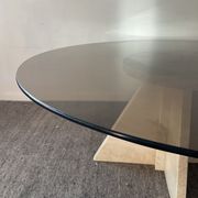 Table basse vintage en travertin et verre fumé années 70