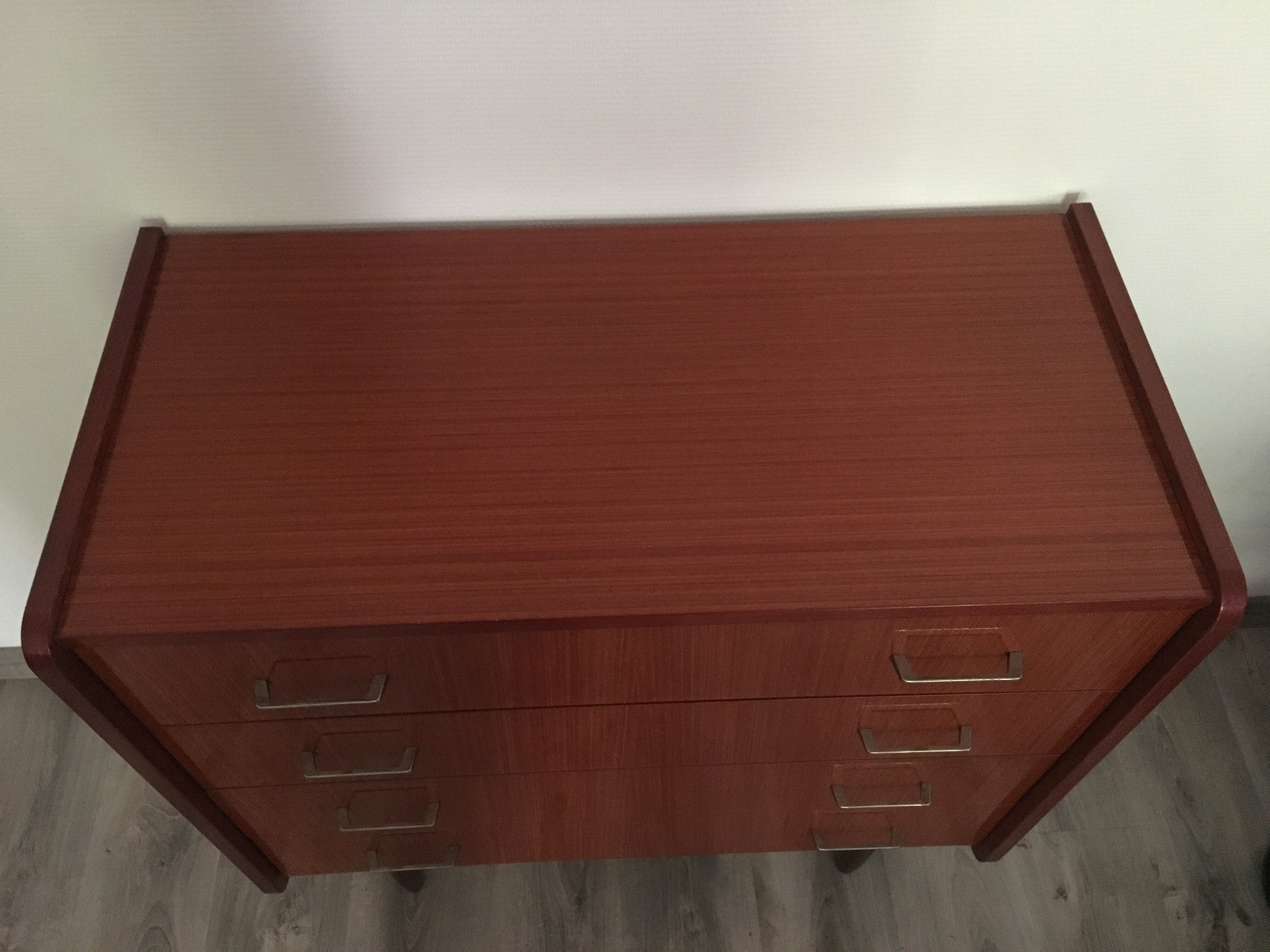 Commode vintage à pieds aiguilles