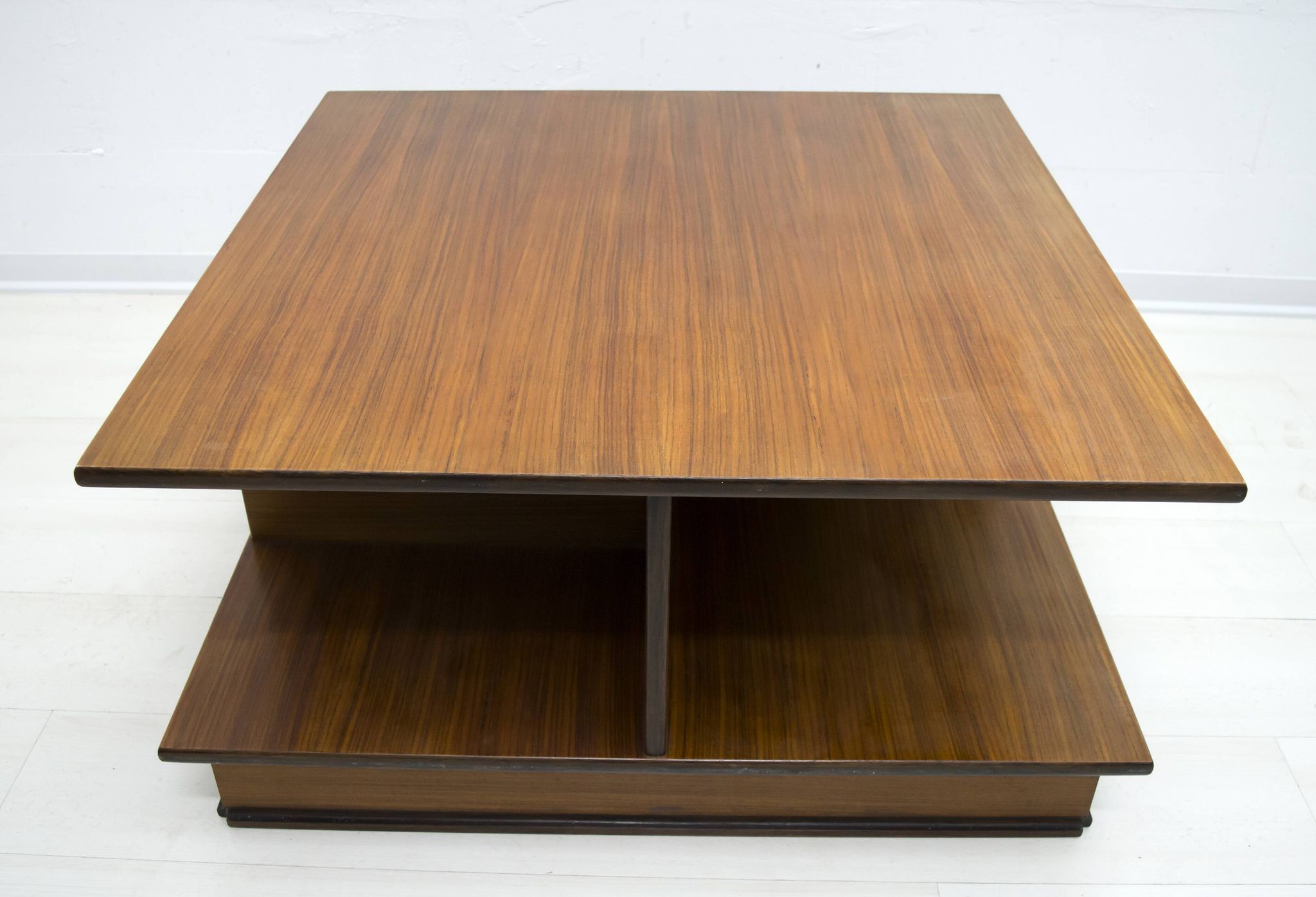 Table basse italienne en noyer de style moderne du milieu du siècle de F.Lli Saporiti, années 1960