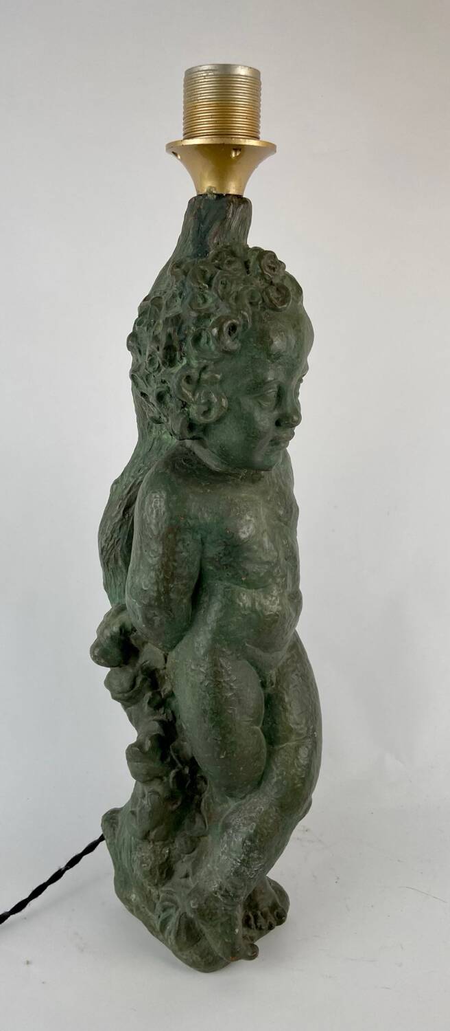 Lampe de table de Robert Mermet représentant un garçon/putto debout