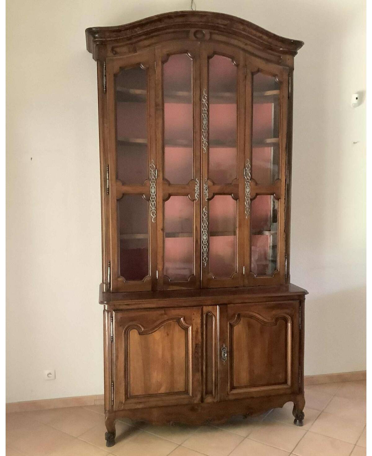 Imposant buffet, vitrine deux corps en noyer