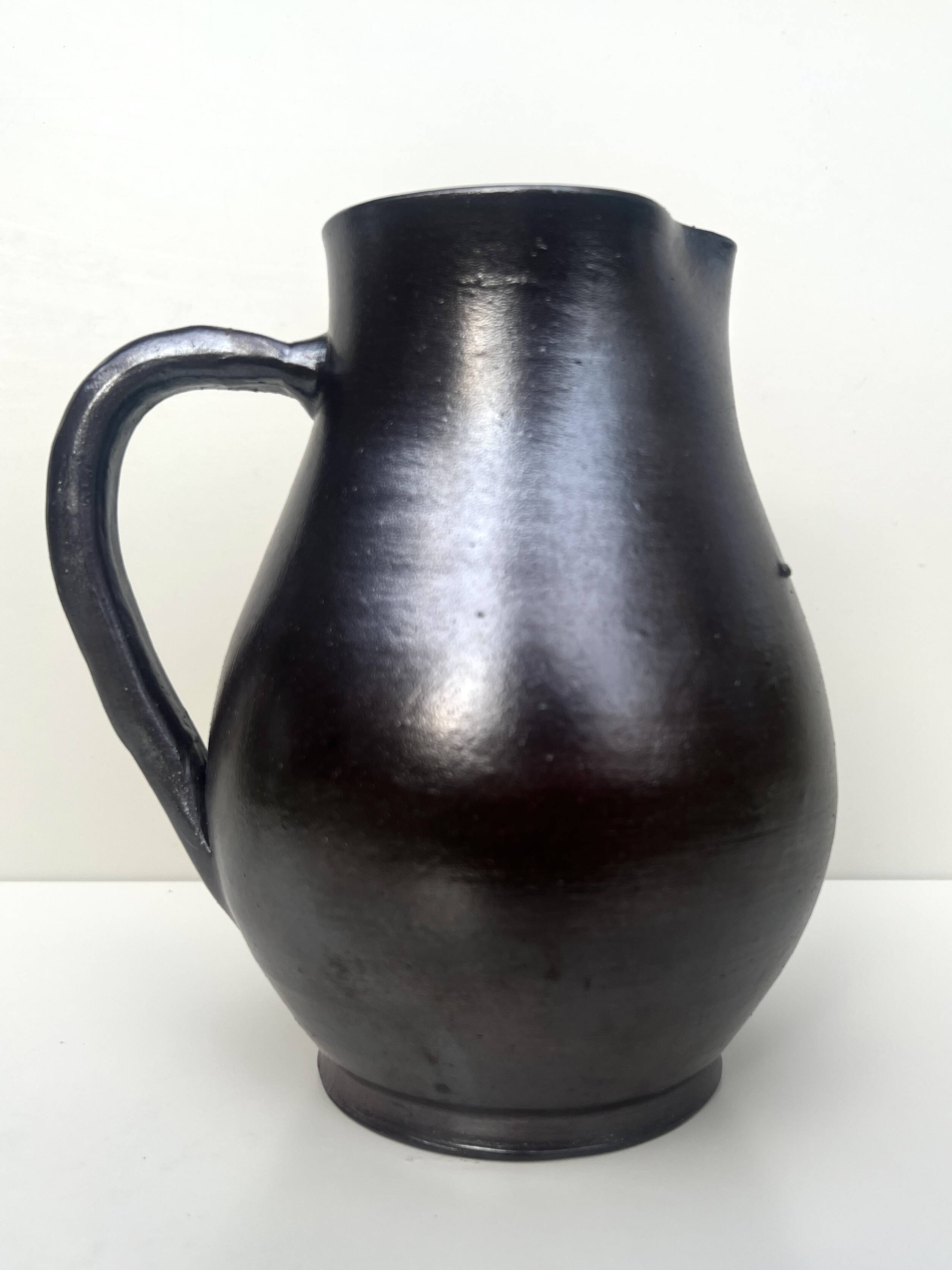 carafe / vase en gres noir ourné, France 1950
